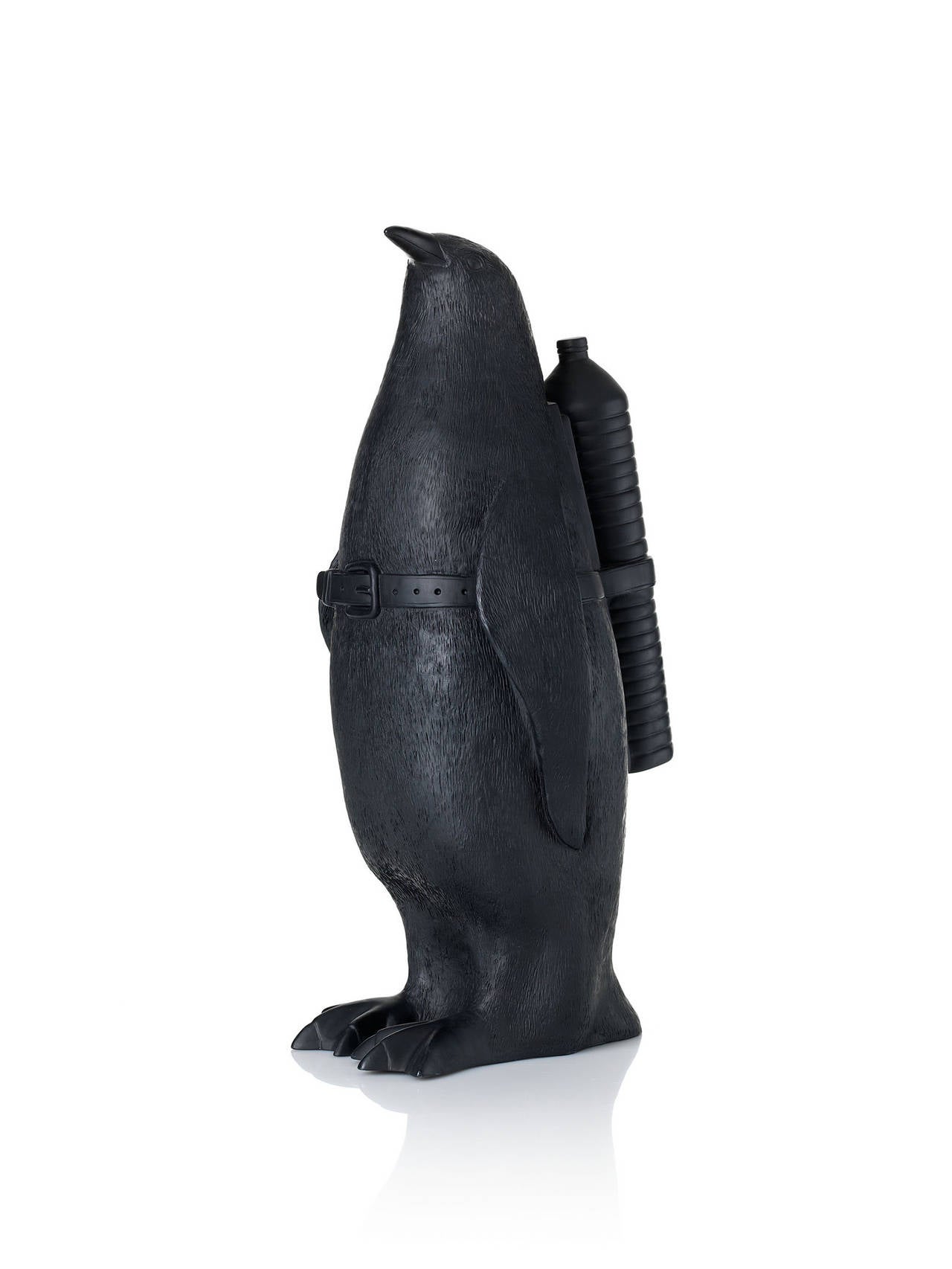 Petit pingouin clouté avec bouteille d'eau. - Sculpture de William Sweetlove