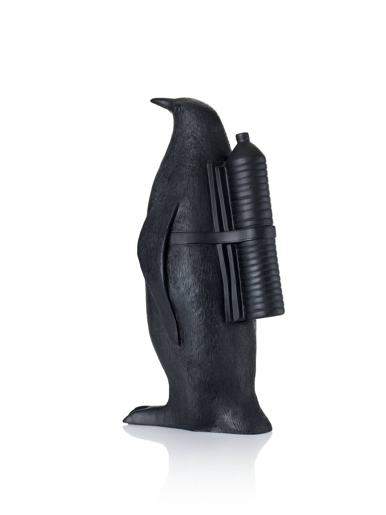 Petit pingouin clouté avec bouteille d'eau. - Pop Art Sculpture par William Sweetlove