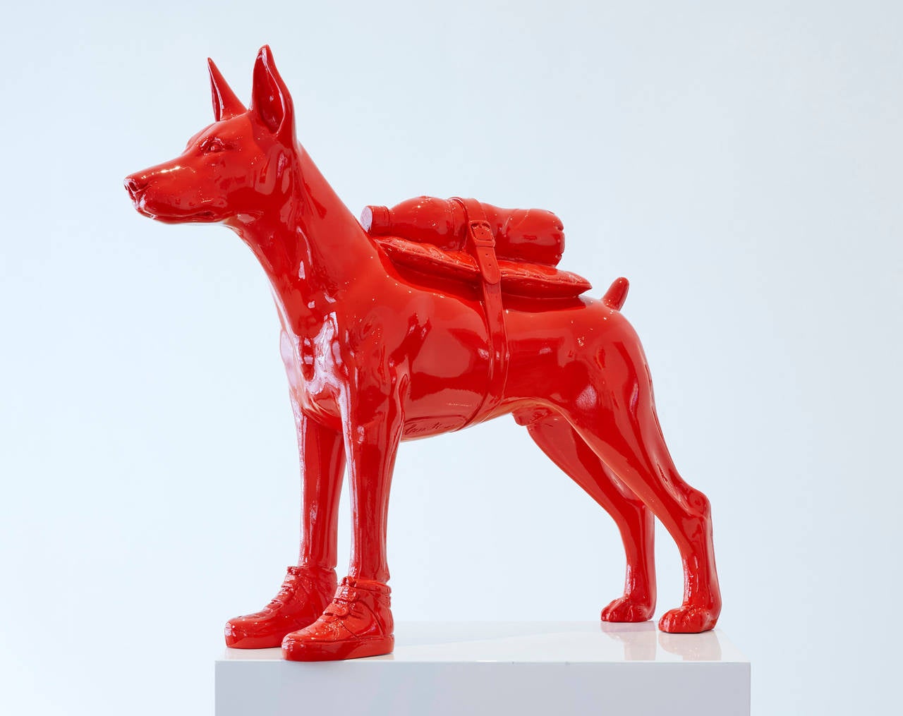 Figurative Sculpture William Sweetlove - Doberman clouté avec bouteille pour animaux.