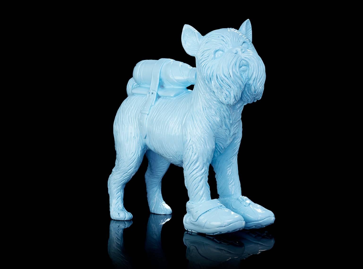 Griffon Bruxellois clonato con bottiglia da compagnia - Sculpture di William Sweetlove