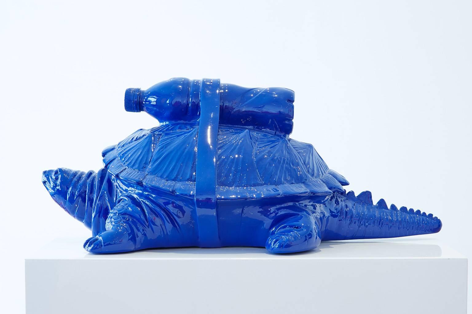 Cloned Schildkröte mit Haustierflasche. – Sculpture von William Sweetlove