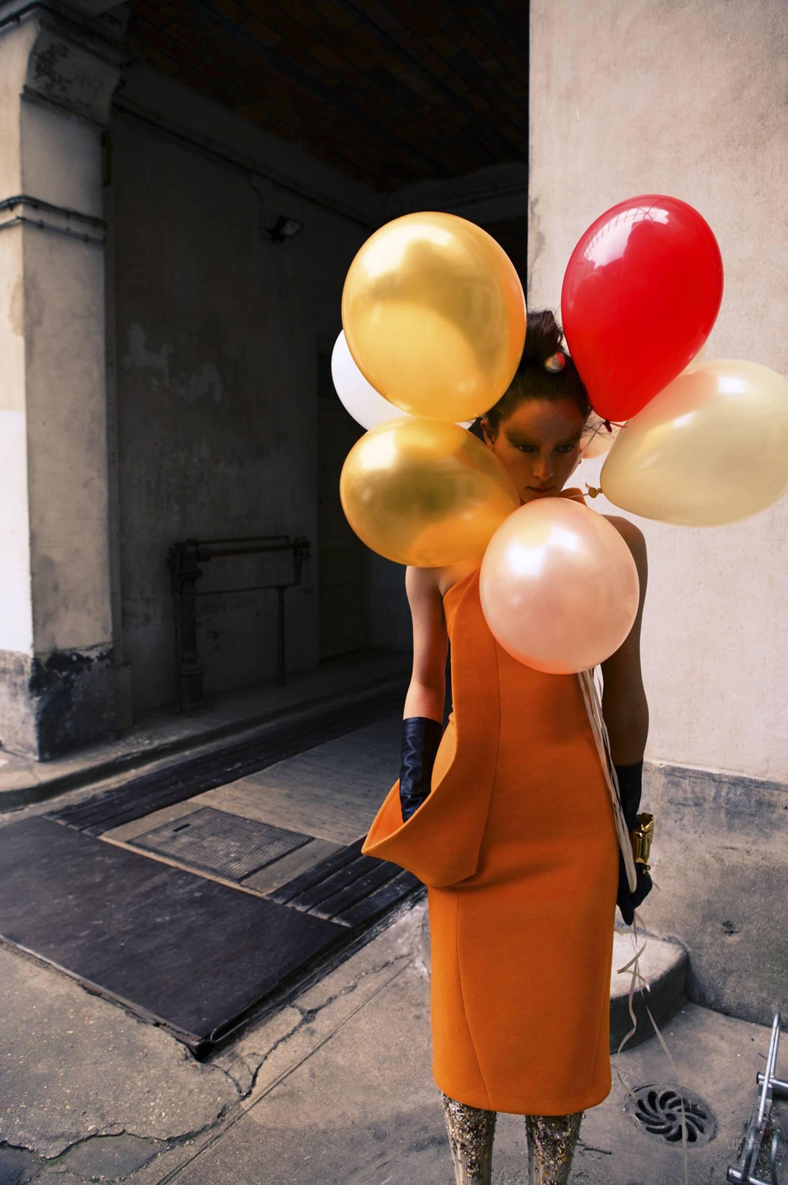 Claudia Knoepfel & Stefan Indlekofer Color Photograph - Fashion Model (Balloons)