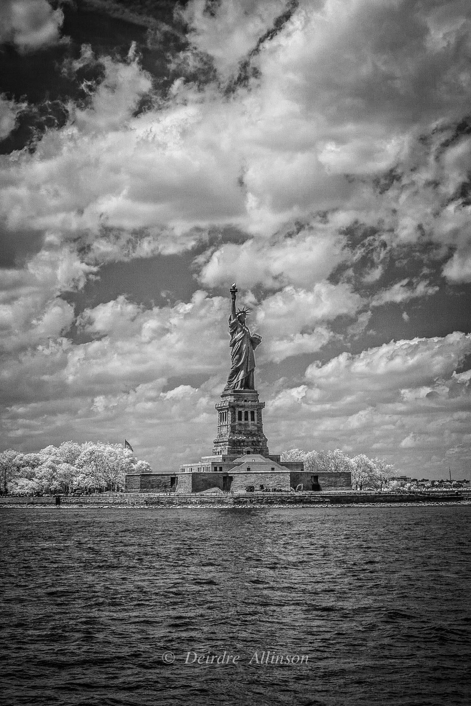 Black and White Photograph Deirdre Allinson - Lady Liberty (Femme Liberty)