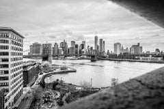 À travers le pont, une vue de Manhattan et de Brooklyn à travers le Brooklyn Bridg