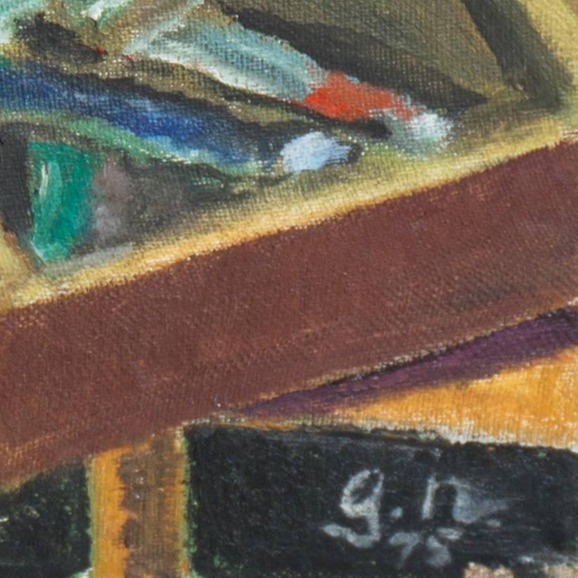 Escena interior al óleo de estilo postimpresionista que muestra una vista del estudio de trabajo de un artista con una caja de pinturas y herramientas en primer plano y un óleo figurativo de estilo expresionista sobre un caballete de madera detrás.