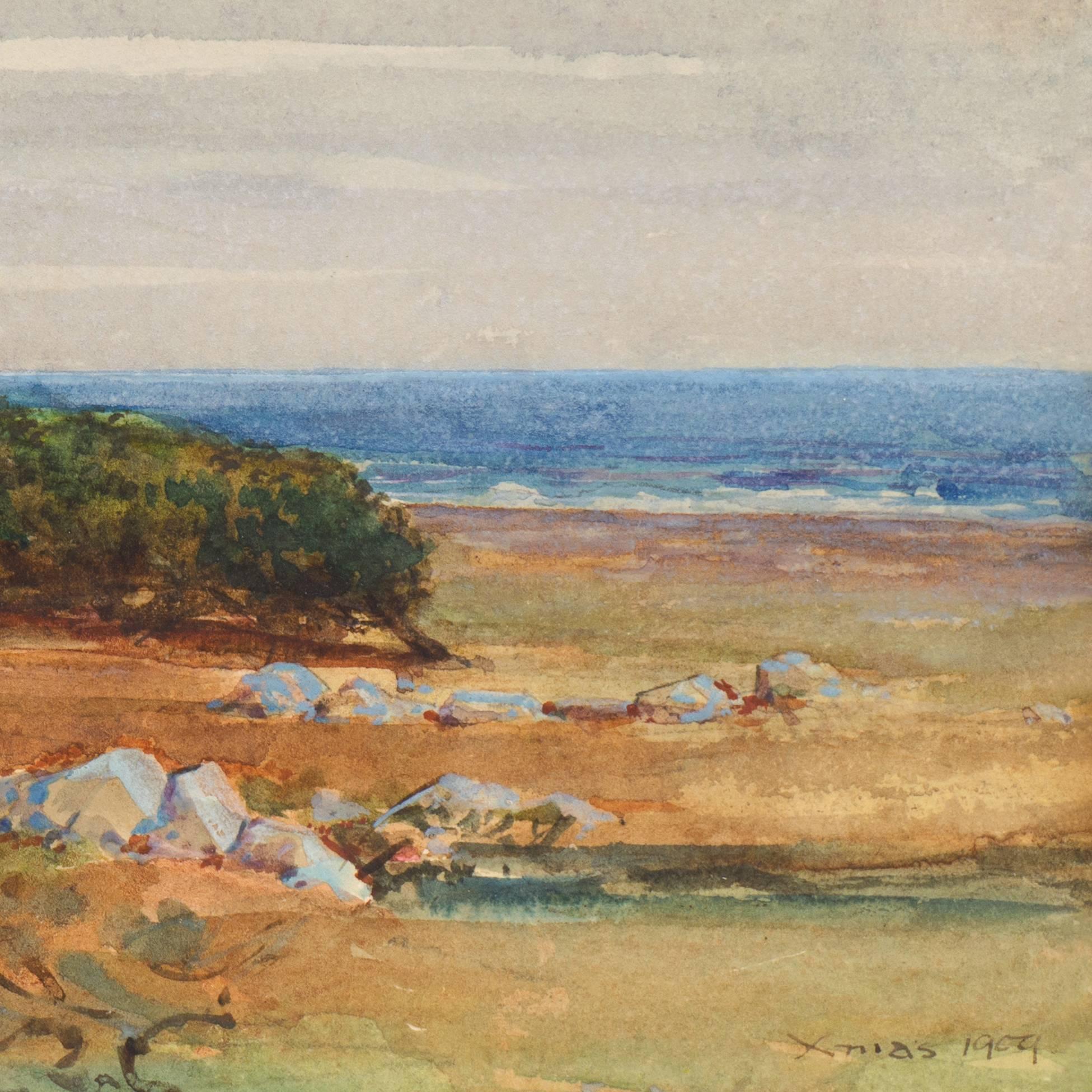 Eine Landschaft aus dem frühen 20. Jahrhundert, die einen Blick auf die Küste von Moss Beach in Monterey County mit schieferblauem Himmel über dem Kopf und einem Blick auf einen Bestand windgepeitschter Monterey-Zypressen mit Blick auf den