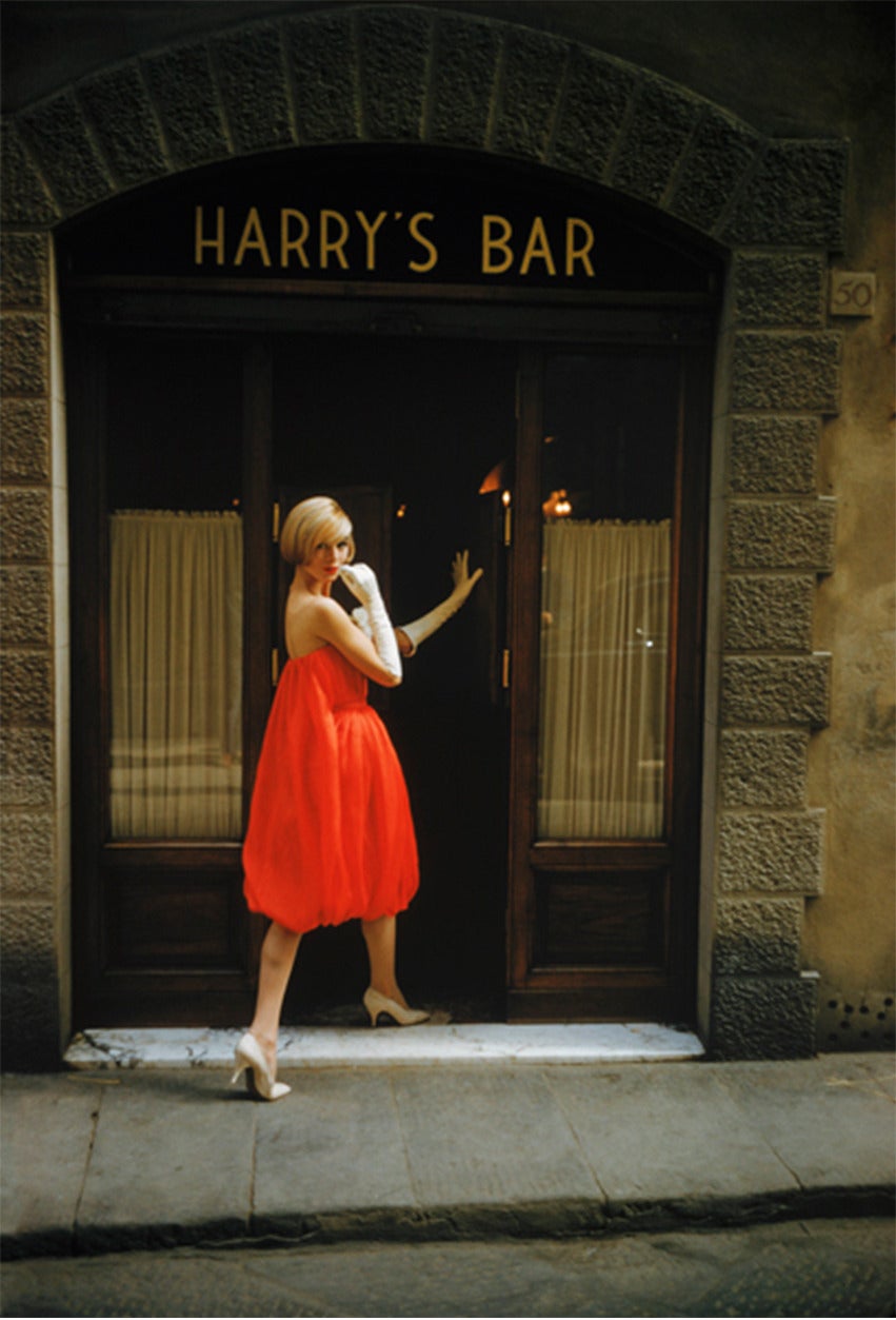 Mark Shaw Figurative Photograph - Fabiani Bag Dress Outside Harry's Bar in Paris
