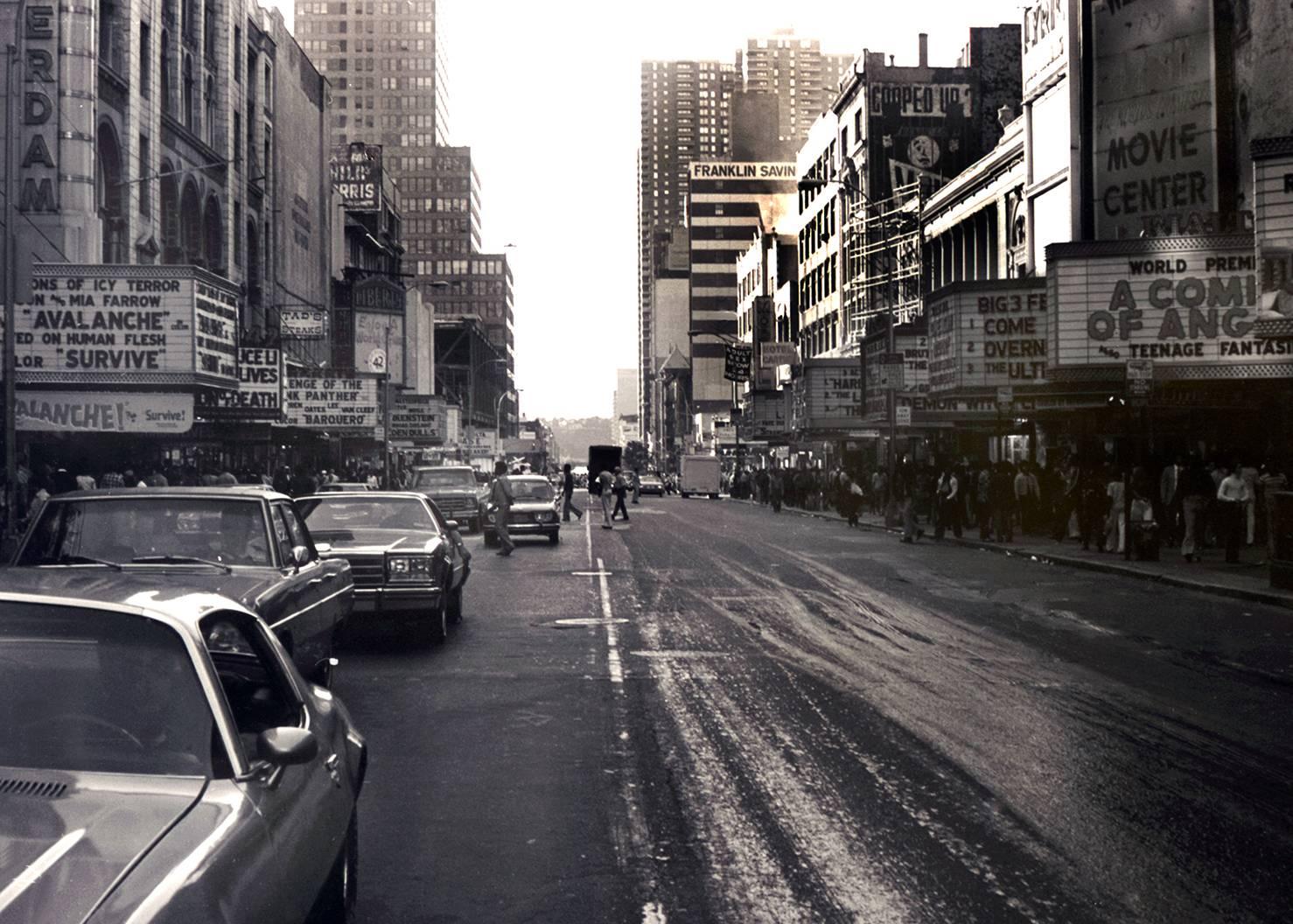 Fernando Natalici Black and White Photograph - Times Square, Manhattan, 1978