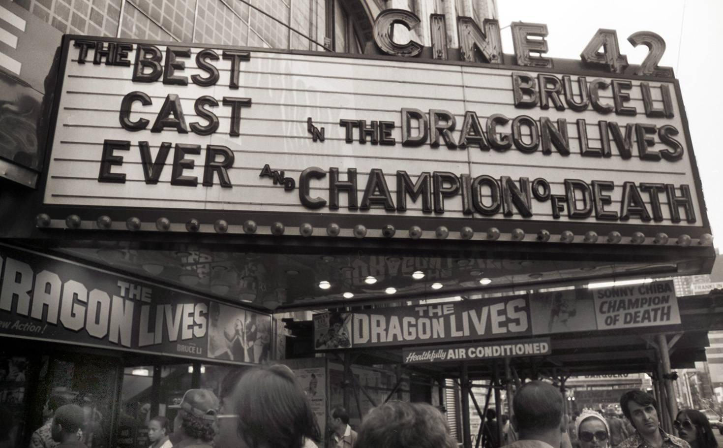 Black and White Photograph Fernando Natalici - « The Dragon Lives » (Le dragon vit), Times Square New York, 1978
