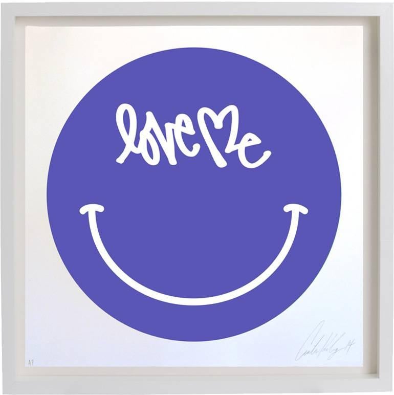 Mit einem universellen Symbol:: dem "Smiley":: ersetzt Curtis Kulig die Augen mit seinem weltberühmten Markenzeichen "Love Me". Mit einem quadratischen Durchmesser von 28 Zoll ist dieser handsignierte Druck aus einer limitierten Auflage von 30 Stück