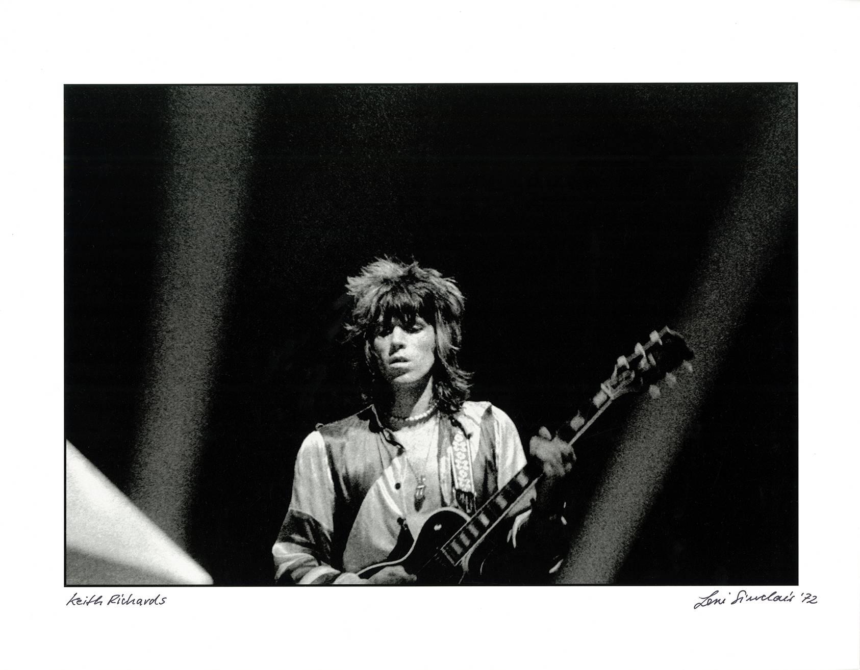 Photographie de Keith Richards:: Detroit 1972 (Rolling Stones) - Noir Black and White Photograph par Leni Sinclair
