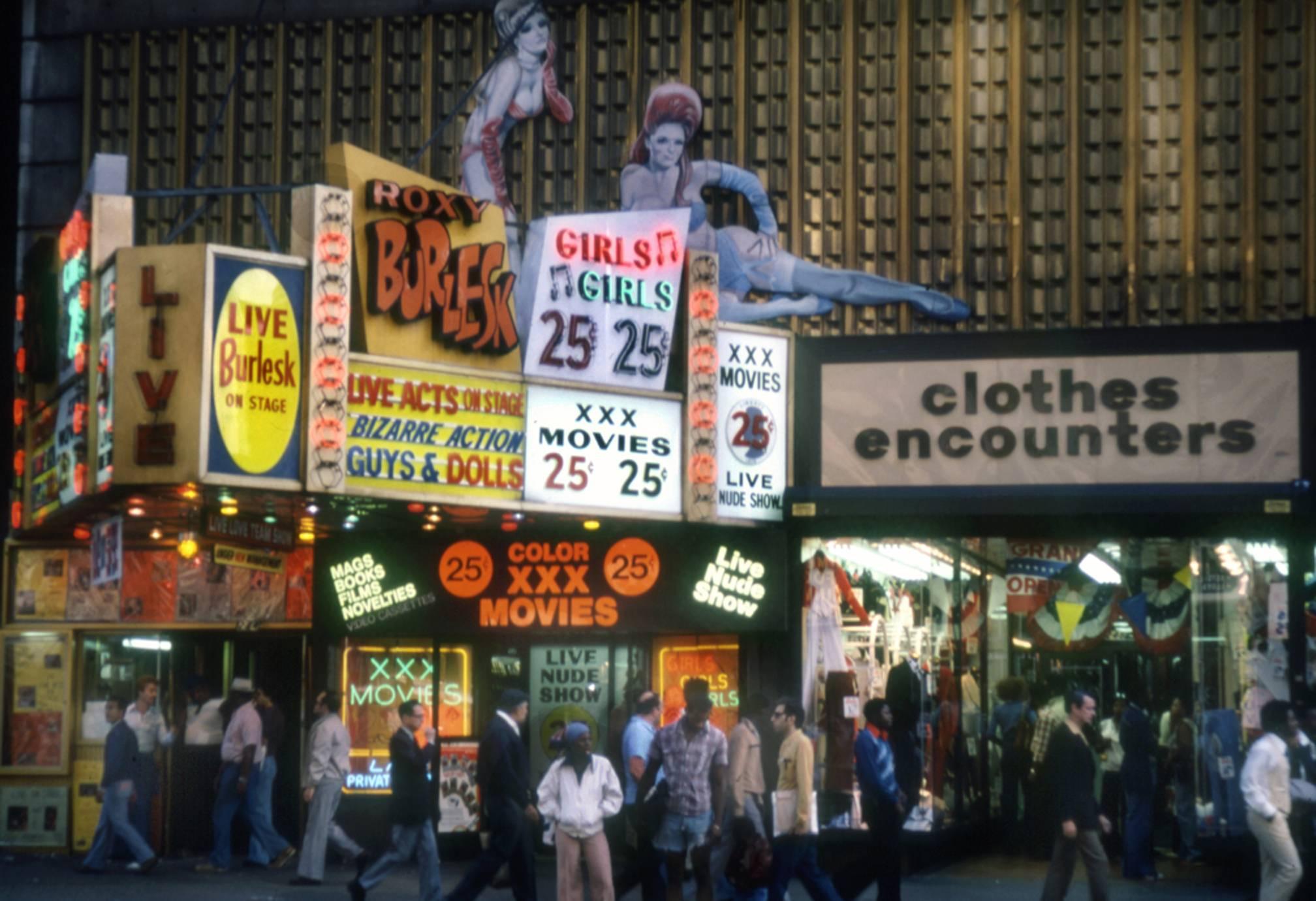Color Photograph Fernando Natalici - Roxy Burlesque, photo de Times Square, New York, 1978