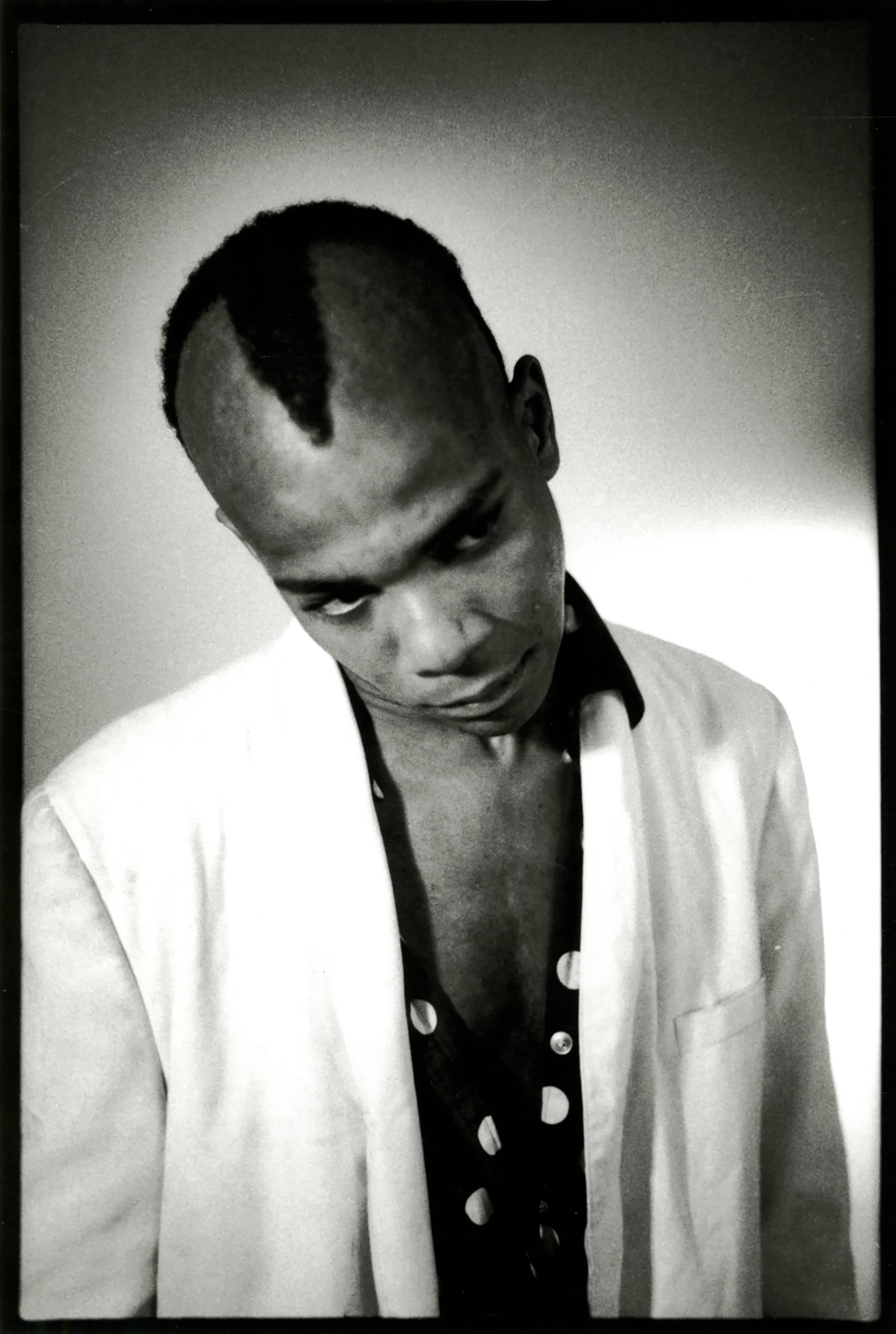 Black and White Photograph Nicholas Taylor - Photographie de Jean-Michel Basquiat de 1979 (Basquiat de Nick Taylor Gray)