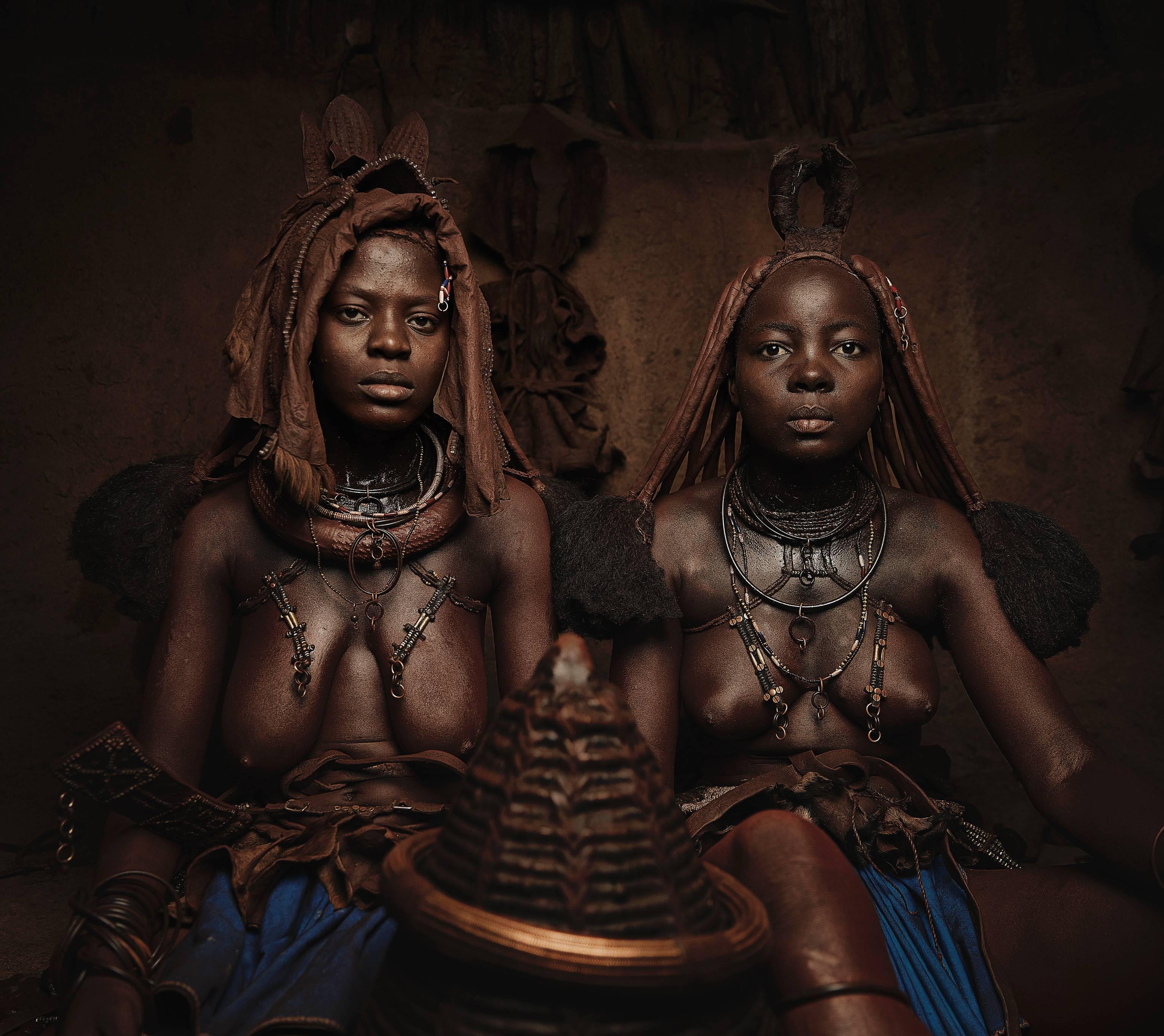 Chris Gordaneer Color Photograph - Himba Women Epupa Falls 13