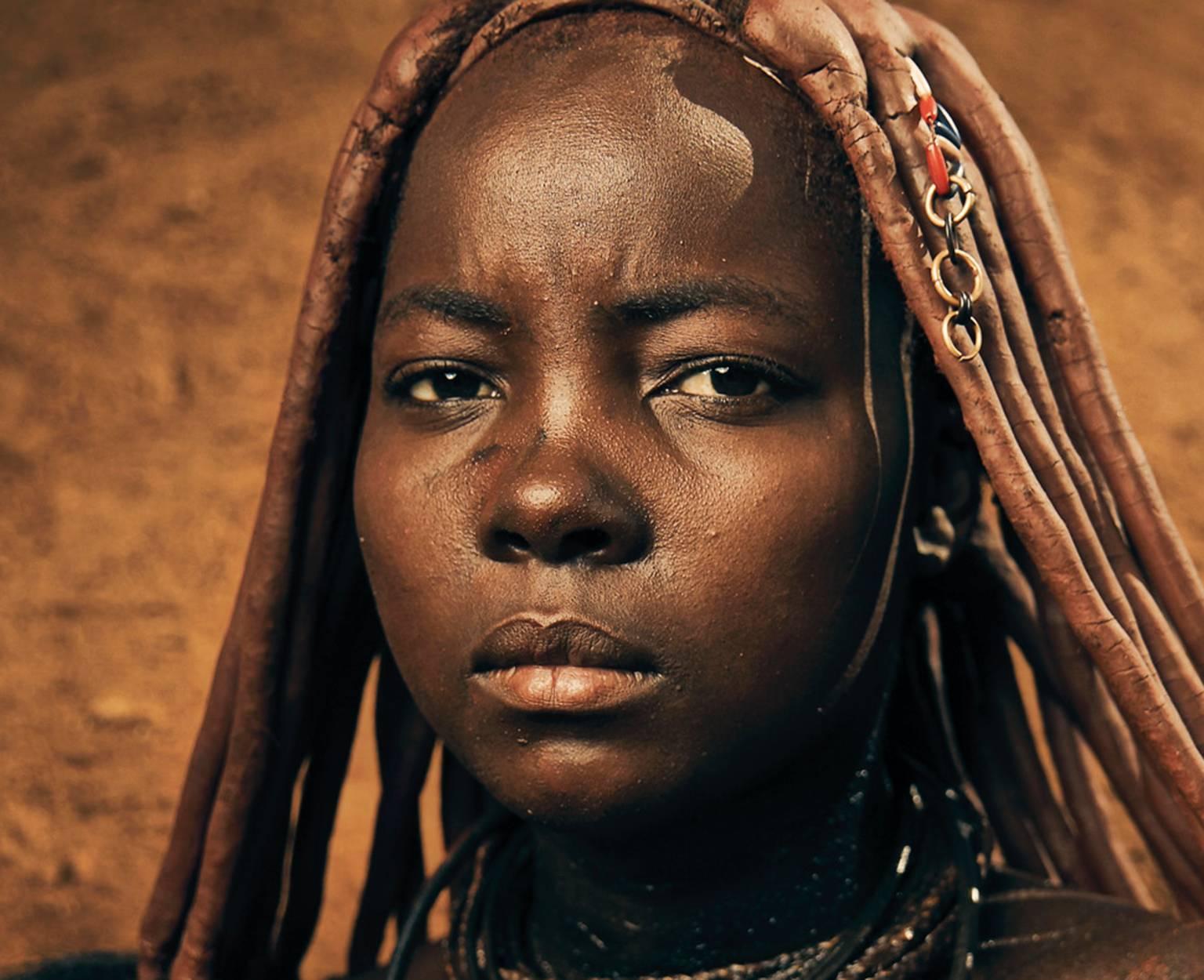 Femme Himba Epupa Falls 8 - Photograph de Chris Gordaneer