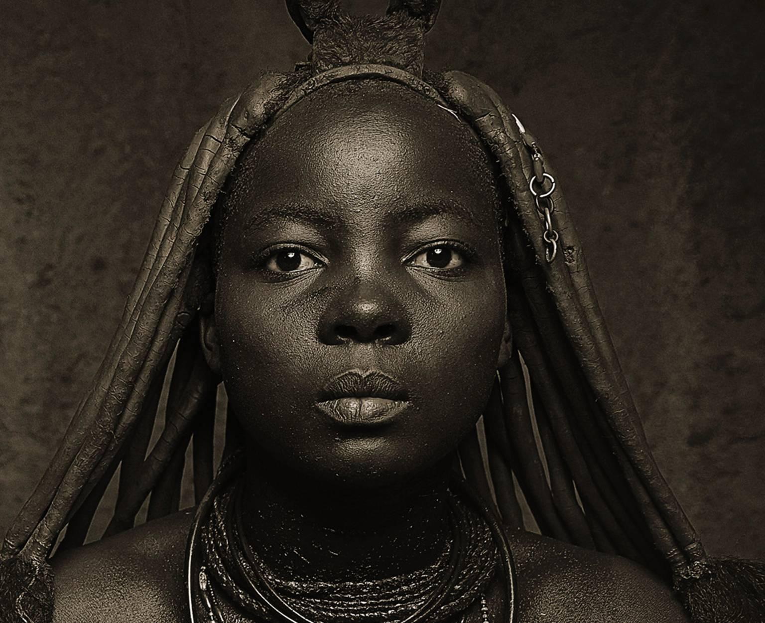 Chris Gordaneer, “Himba Women Epupa Falls 13”, Namibia, 2016.
Chromogenic C Print, 30