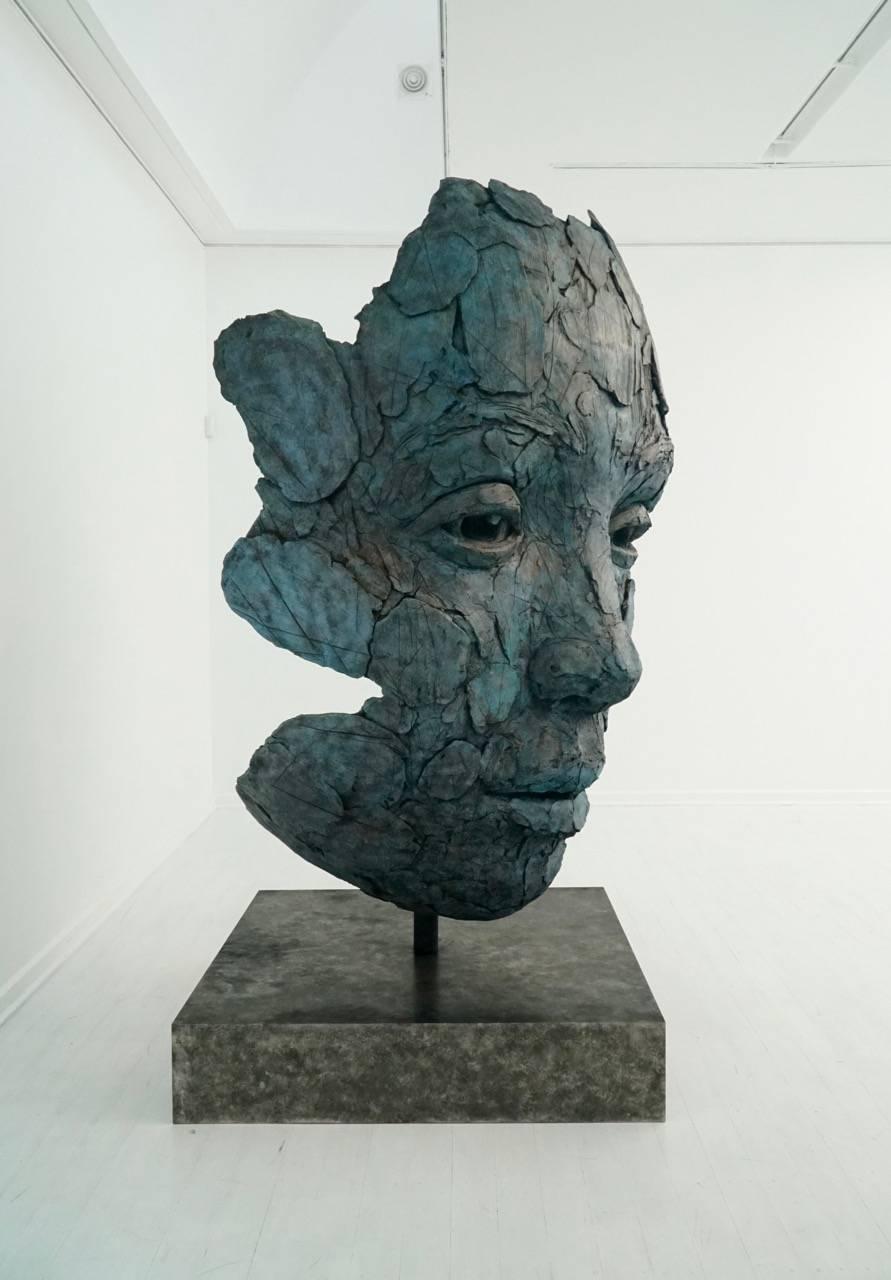 Ma fascination pour le portrait et l'abstraction de la couleur joue un rôle dualiste dans mon expression et ma création artistiques. La combinaison de la représentation de la forme humaine et de la qualité mercurielle des émotions, traduite par la