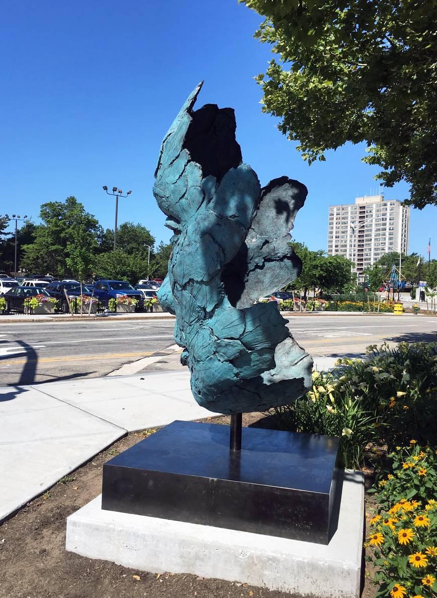 Fragment colossal - Or Figurative Sculpture par Lionel Smit