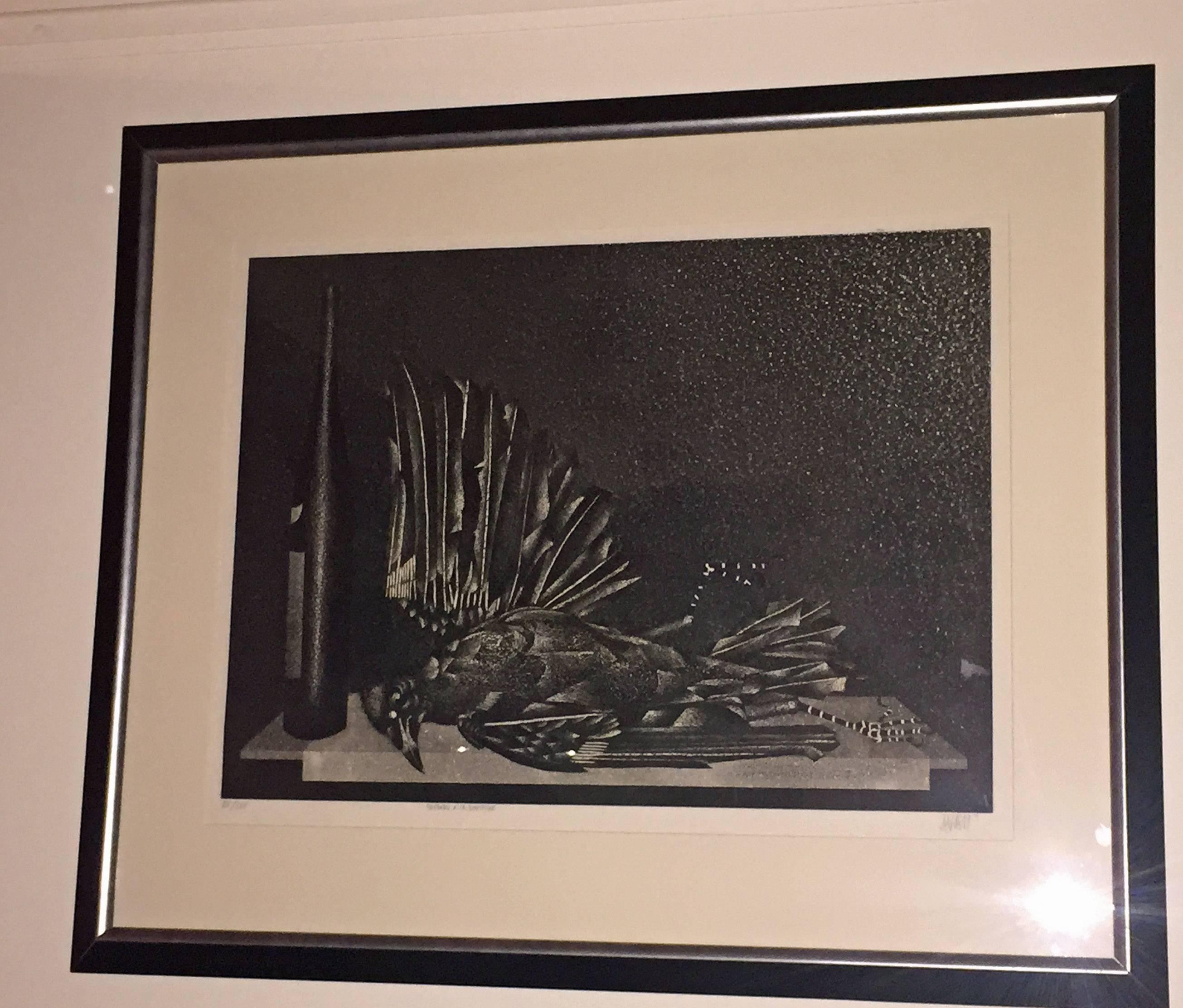 CORBEAU A LA BOUTEILLE (STILLEBEN MIT KRÄHE UND WEINFLASCHE) (Moderne), Print, von Mario Avati
