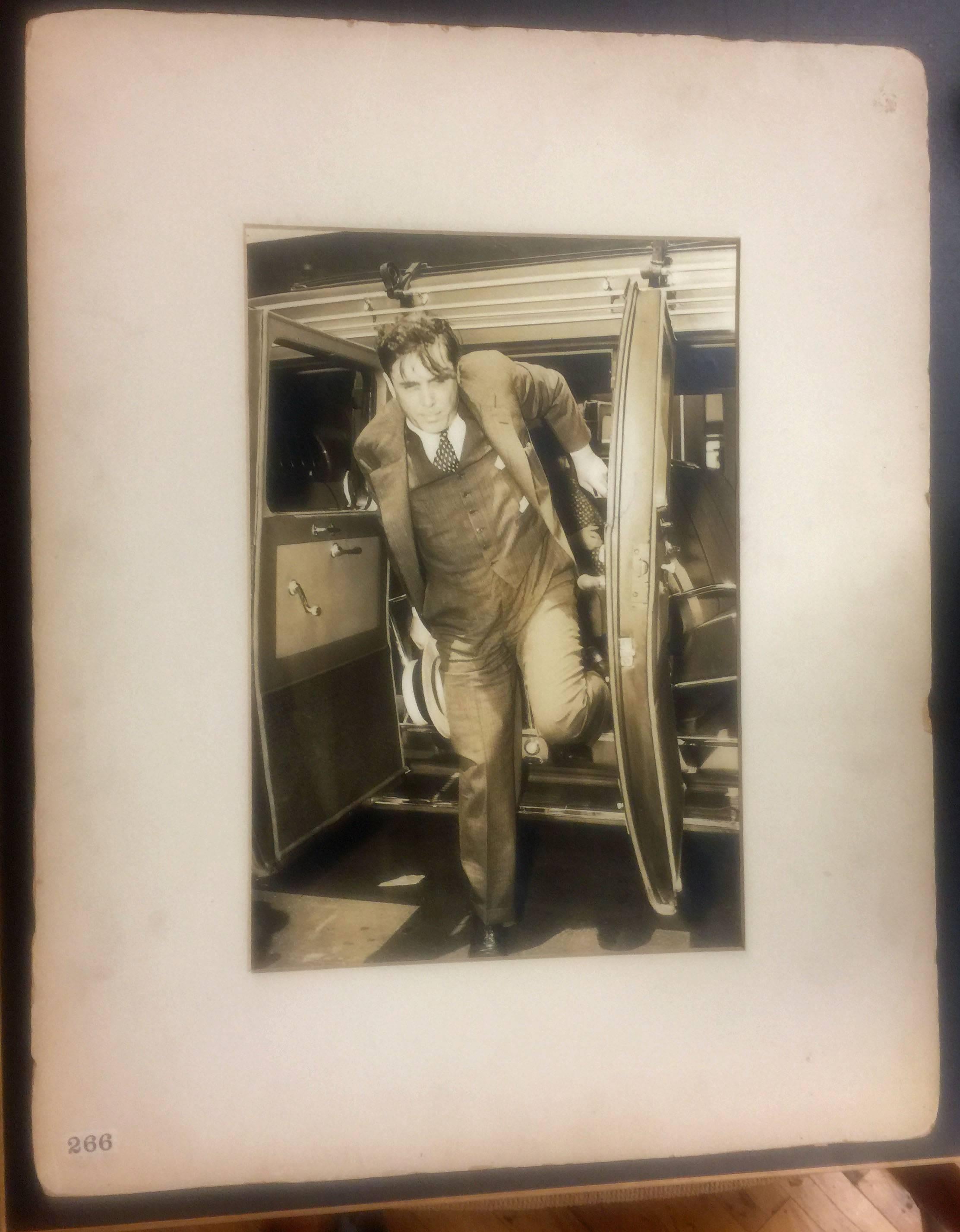 WENDELL WILLKIE SALIENDO DE UN COCHE - Photograph de Ben Greenhaus