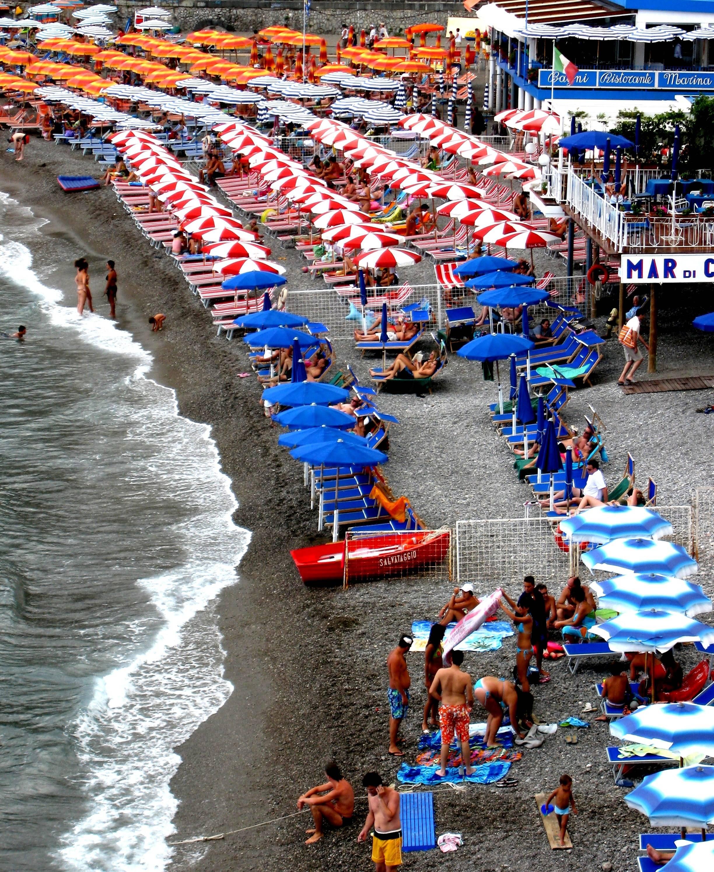 Amalfi" de DJ Leon dépeint la ville italienne emblématique de la Méditerranée et ses clubs de plage.  en bleu, orange, blanc, rouge et gris.

Photographe autodidacte, DJ LEON a commencé à se consacrer exclusivement à la photographie après avoir pris