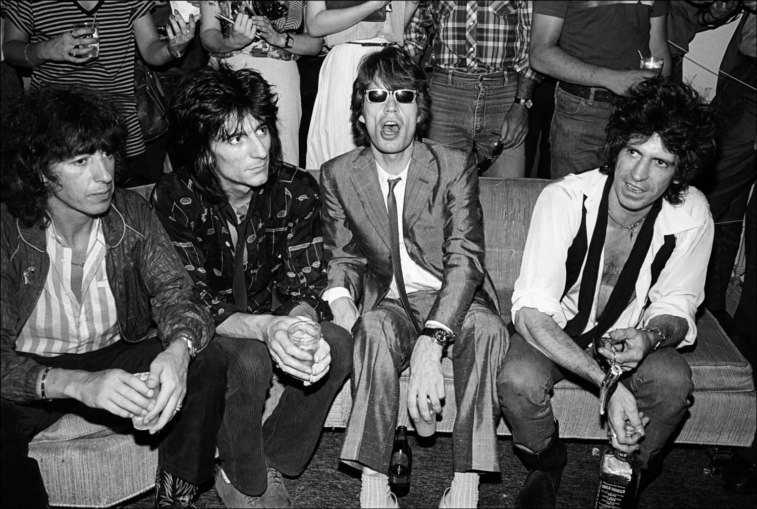 Allan Tannenbaum Black and White Photograph – Die Rolling Stones besuchen die Danceteria in New York City, 1980