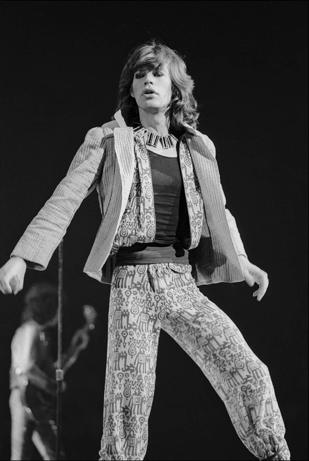 Allan Tannenbaum Black and White Photograph – Mick Jagger performt