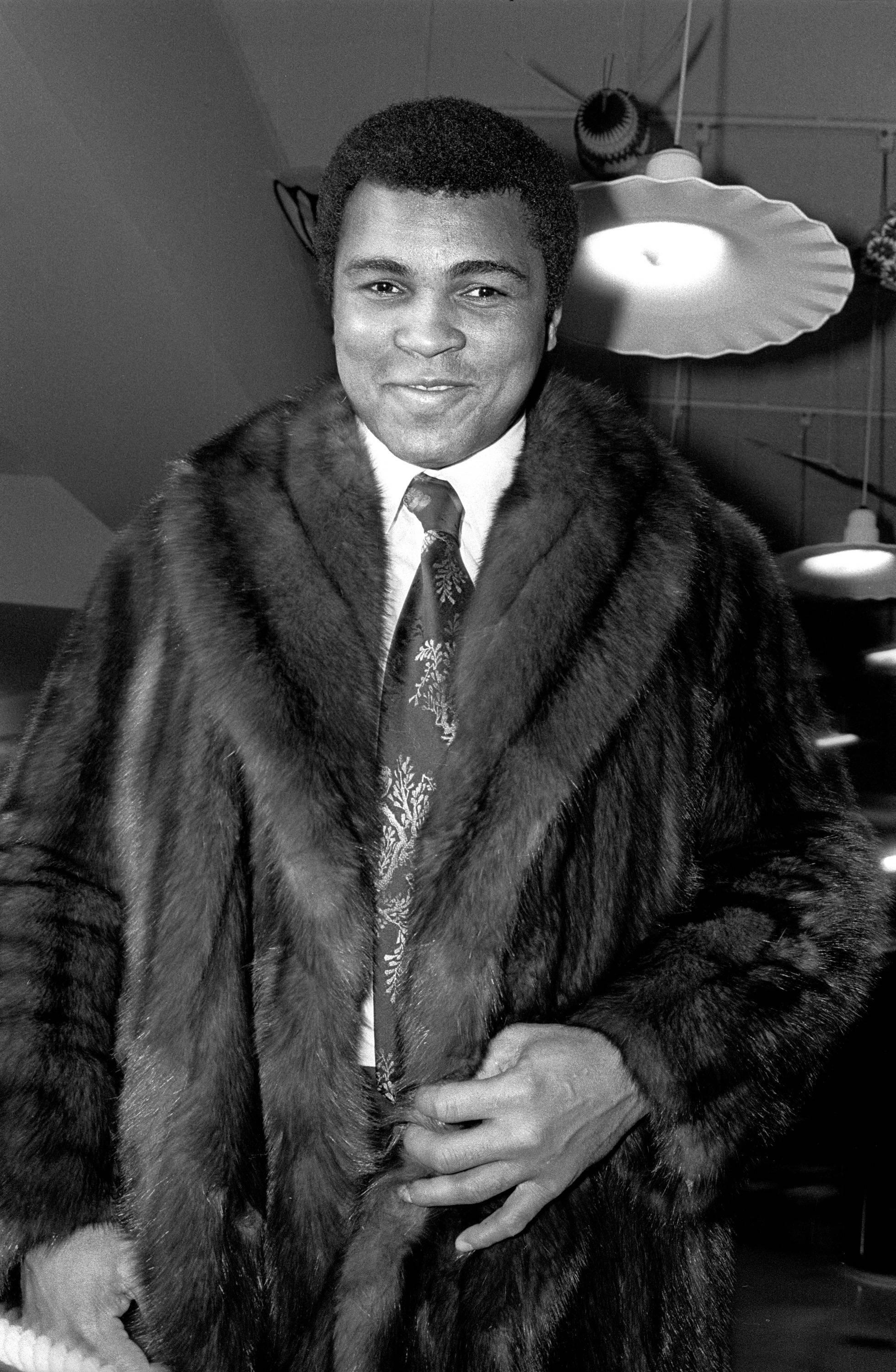Allan Tannenbaum Black and White Photograph – Muhammed Ali modelliert einen Pelzmantel, 1977