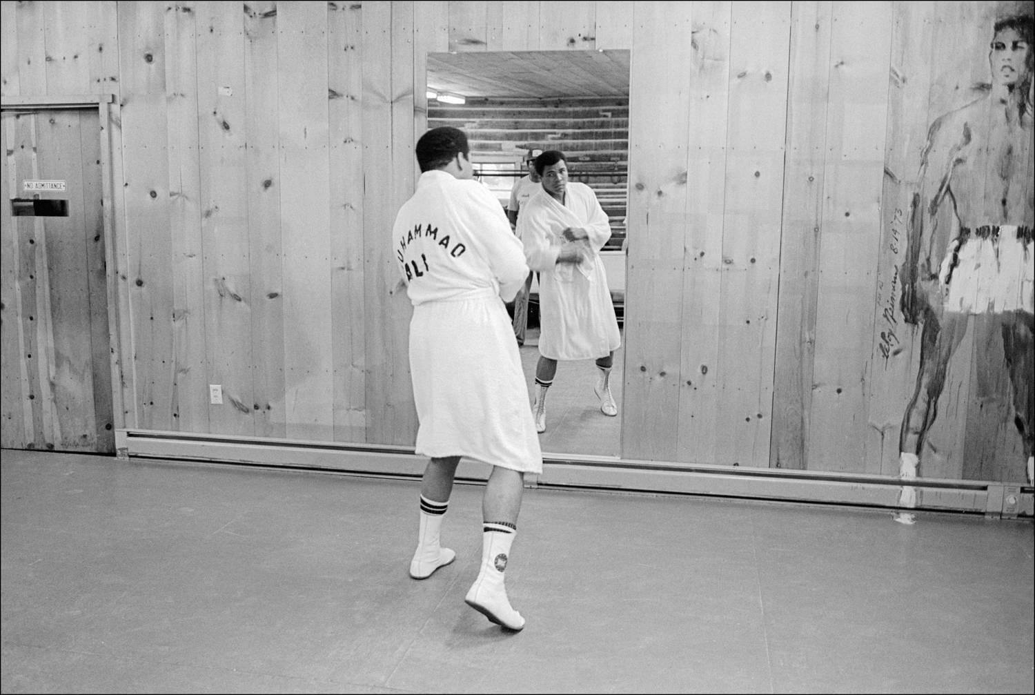 Allan Tannenbaum Black and White Photograph – Schattenboxen von Muhammed Ali, 1977