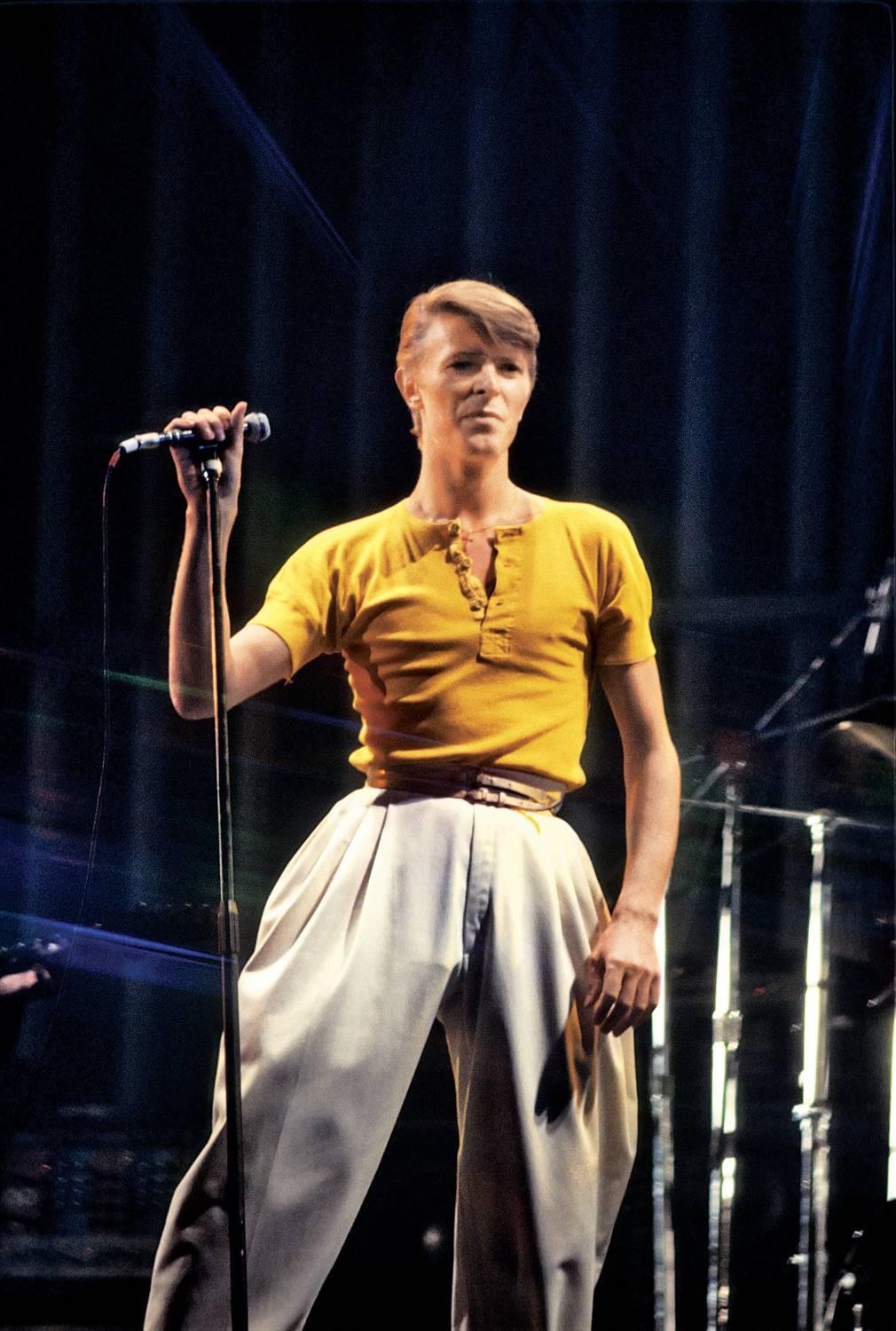 Allan Tannenbaum Color Photograph – David Bowie, Spectrum, 1978