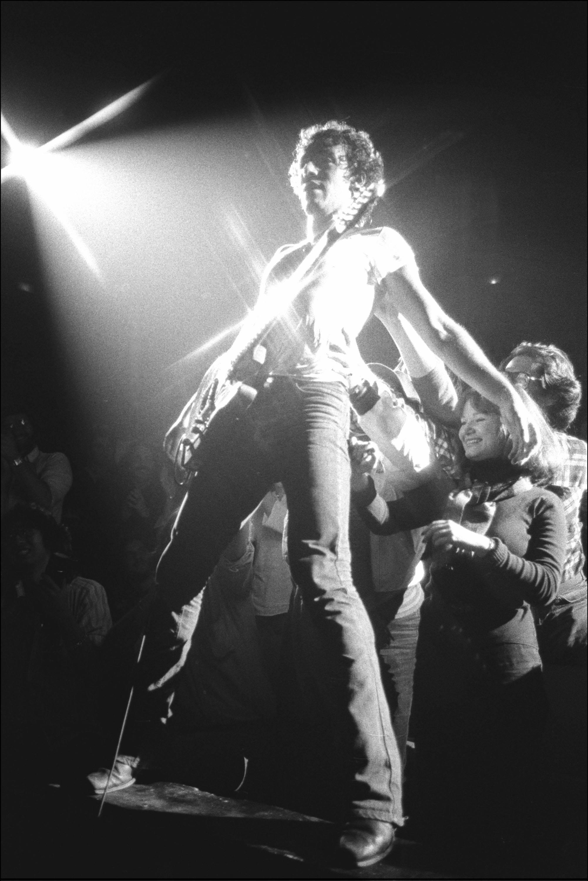 Allan Tannenbaum Black and White Photograph – Bruce Springsteen im Palladium, 1976