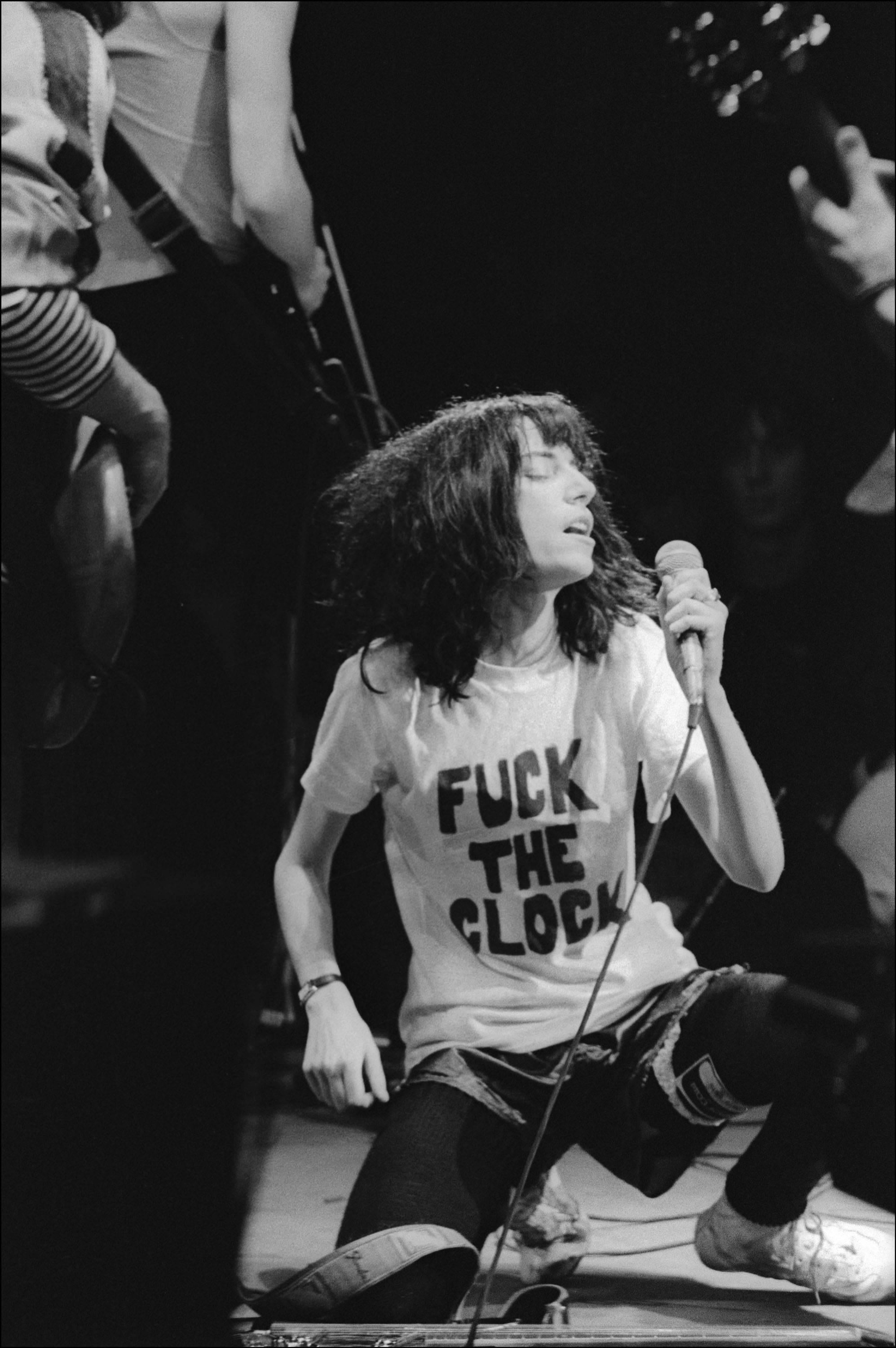 Allan Tannenbaum Black and White Photograph – Patti Smith, „Fuck the Clock“, 1978