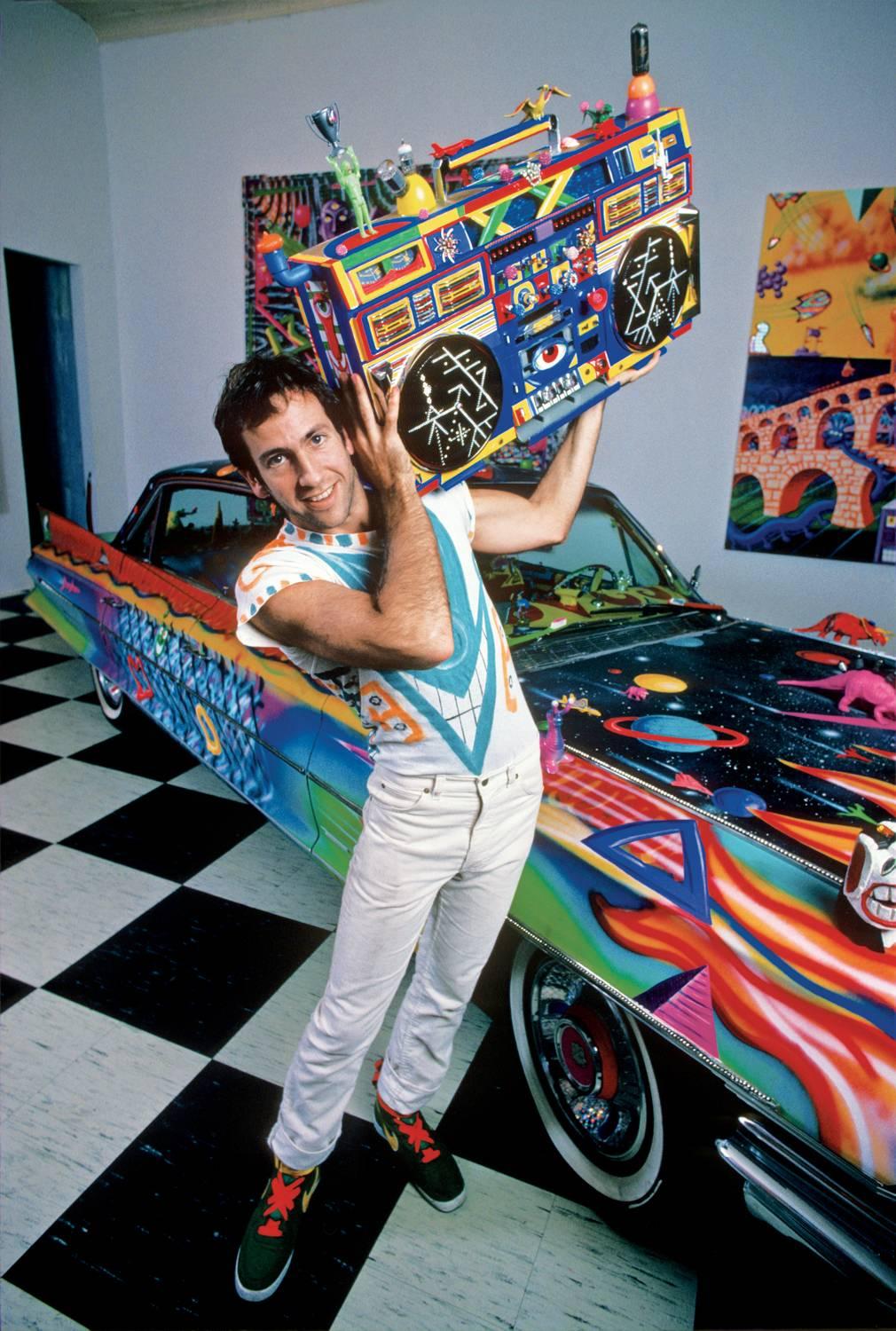 Allan Tannenbaum Color Photograph – Kenny Scharf, Boombox und Cadillac