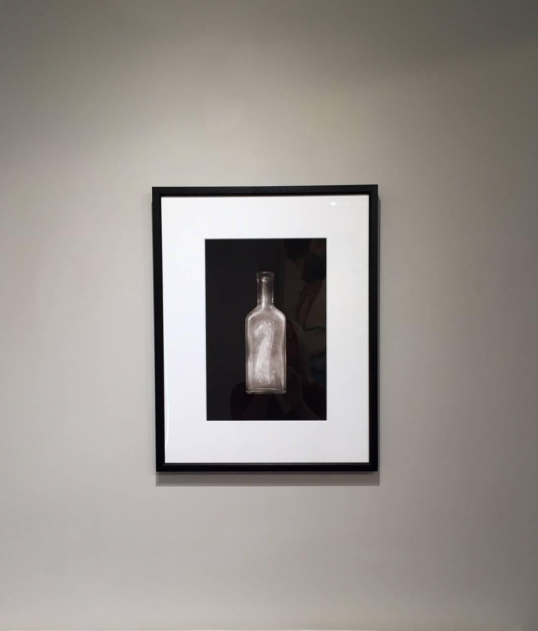 Mémédies et courbes / Giraffe ton-de-gris - Noir Still-Life Photograph par Alyson Belcher