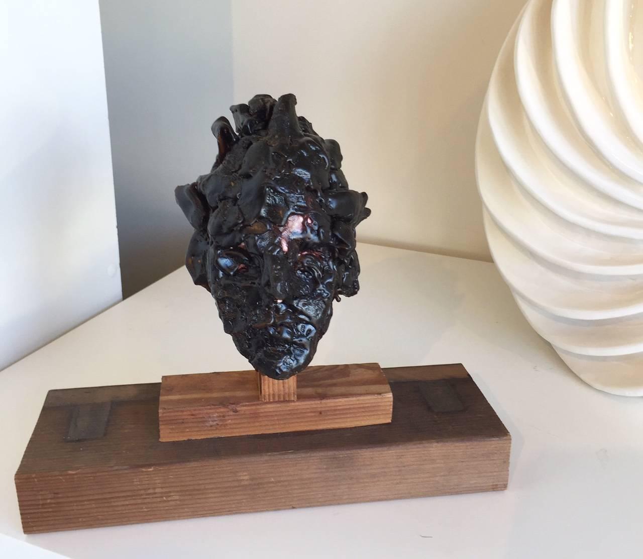 Buste contemporain de John Goodman, dont les sculptures, dessins et peintures sont une dichotomie de minimalisme discret véhiculant une énergie subtile, mais évidente, qui couve. Dans 
