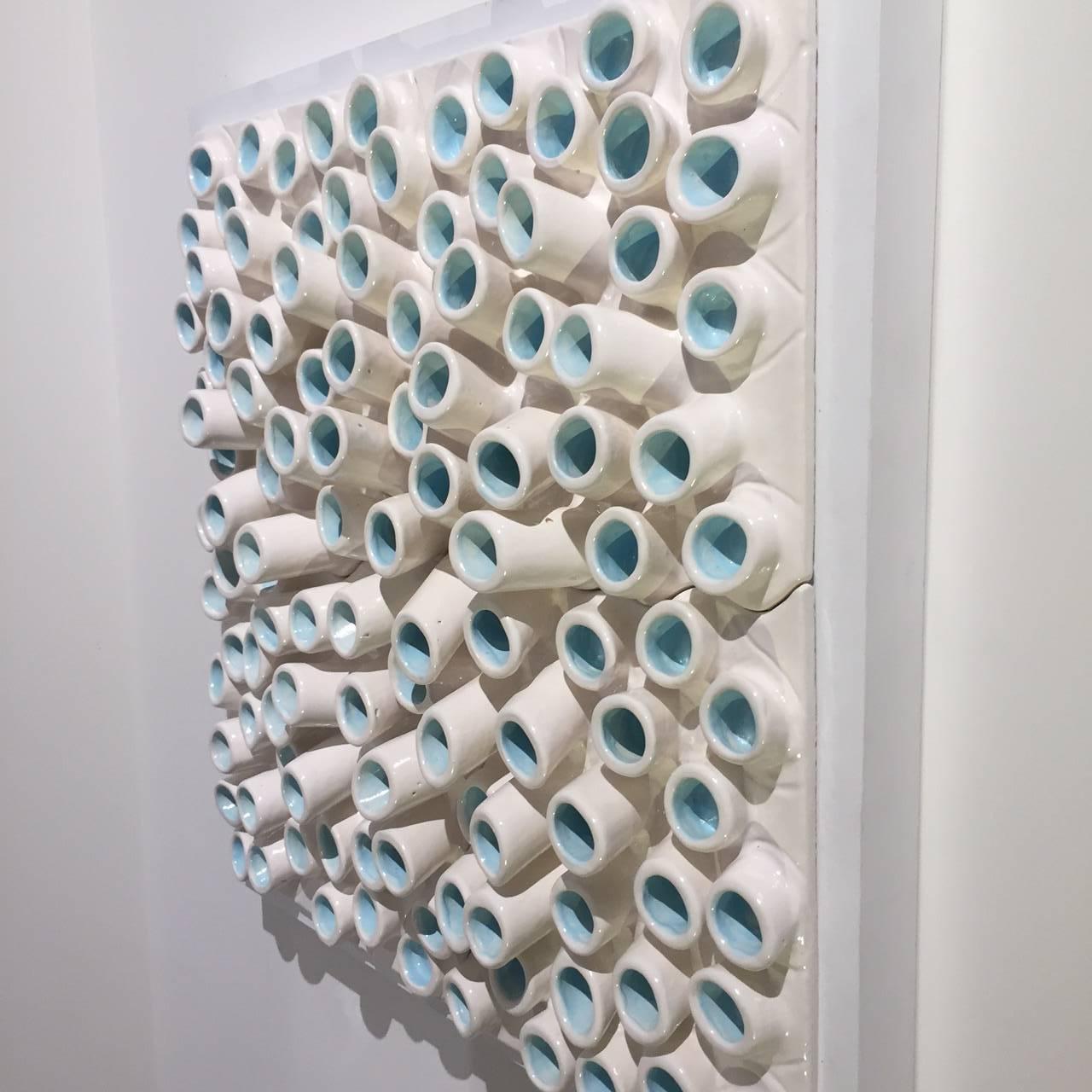 Sculpture murale en céramique de Jane B. Grimm, pionnière du Pop Art, dont les sculptures minimales et méditatives et les reliefs muraux sont composés de céramique, en utilisant une méthode à basse température. Les nouvelles œuvres s'inspirent de la