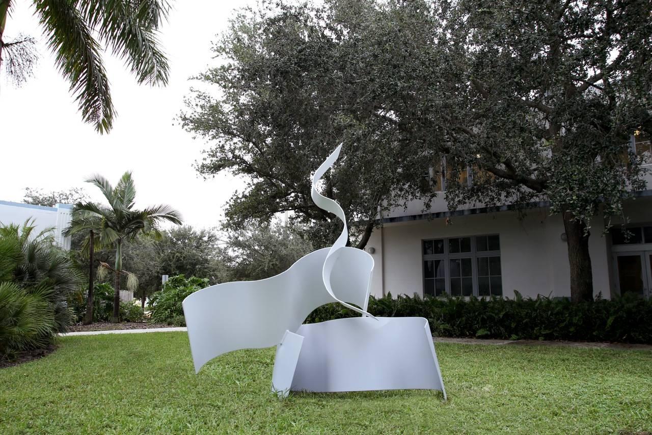 Abstract Sculpture Zammy Migdal - Trio ondulé en blanc pour l'extérieur - Grande sculpture abstraite en métal