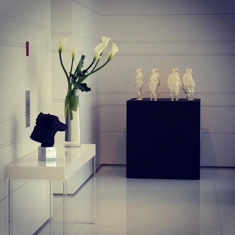 Scultura multi personaggio su Everywoman e sulla percezione che ognuno di noi ha di se stesso