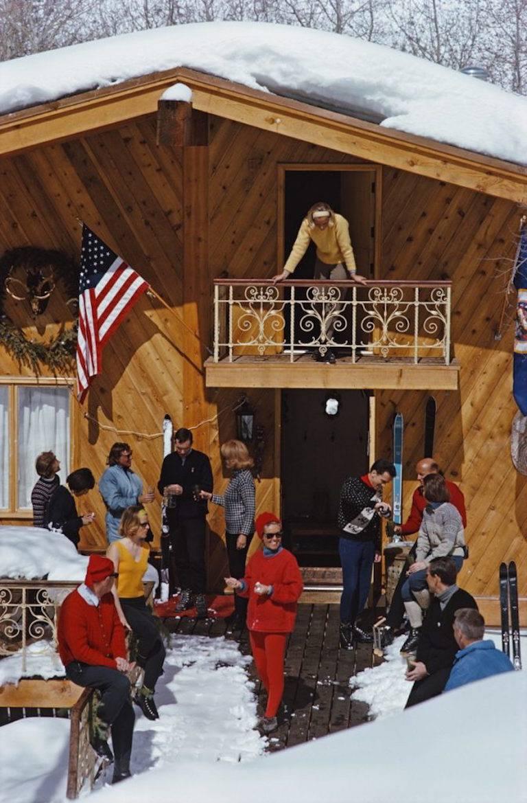 'Apres Ski' Vail (Estate Stamped Edition) - Photograph by Slim Aarons