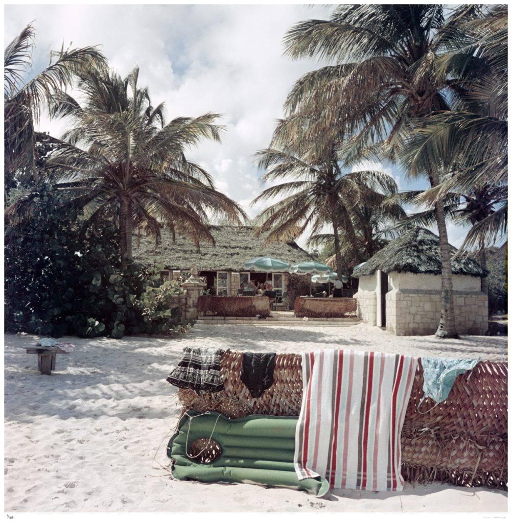 „Antigua Beach Club“ (Gestempelte Auflage) – Photograph von Slim Aarons