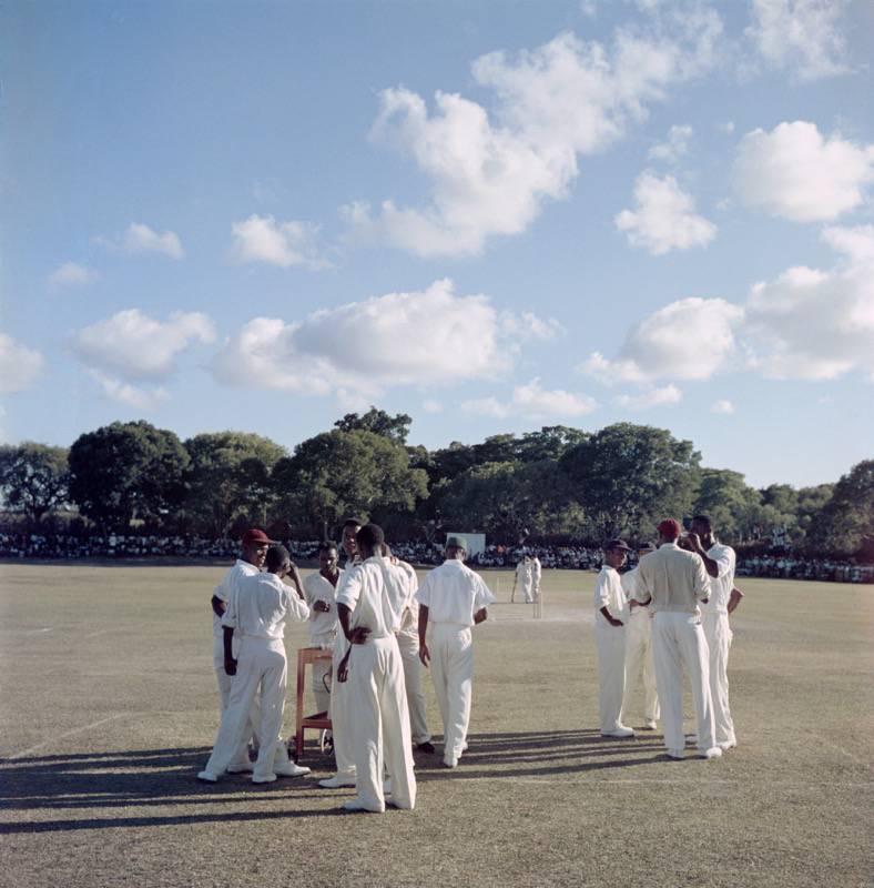 kricket in Antigua" von Slim Aarons

Kricketspieler auf dem Spielfeld während eines Spiels zwischen den Leeward Islands und dem MCC, Antigua, Westindien, 1960. 

Dieses Foto verkörpert den Reisestil und den Glamour der Reichen und Berühmten dieser