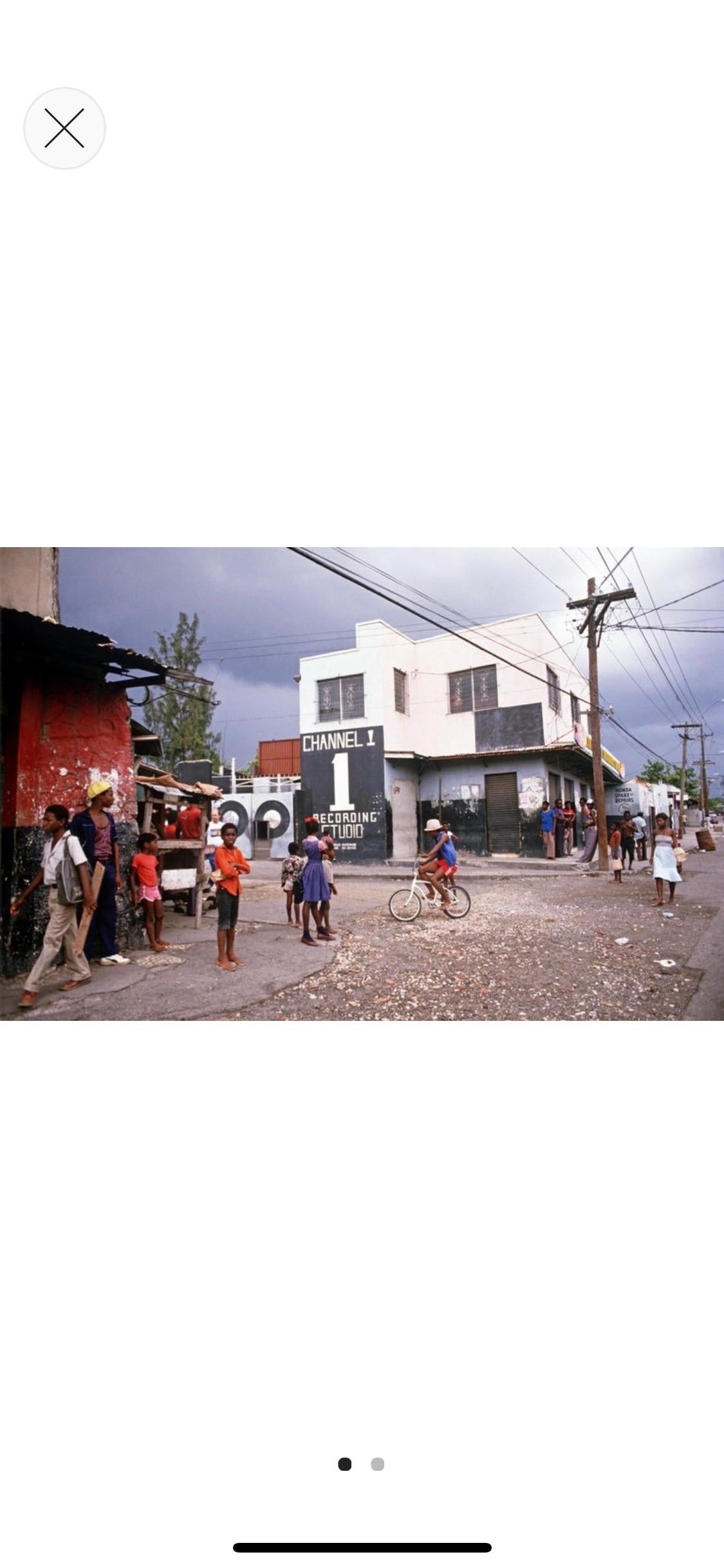 „Channel One Recording Studio Jamaica“ 1983 Limitierte Auflage Archivpigment  (Grau), Color Photograph, von Alain Le Garsmeur