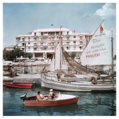 Stampa senza cornice in edizione limitata con timbro dell'autore di Slim Aarons "Savioli Spiaggia Hotel"