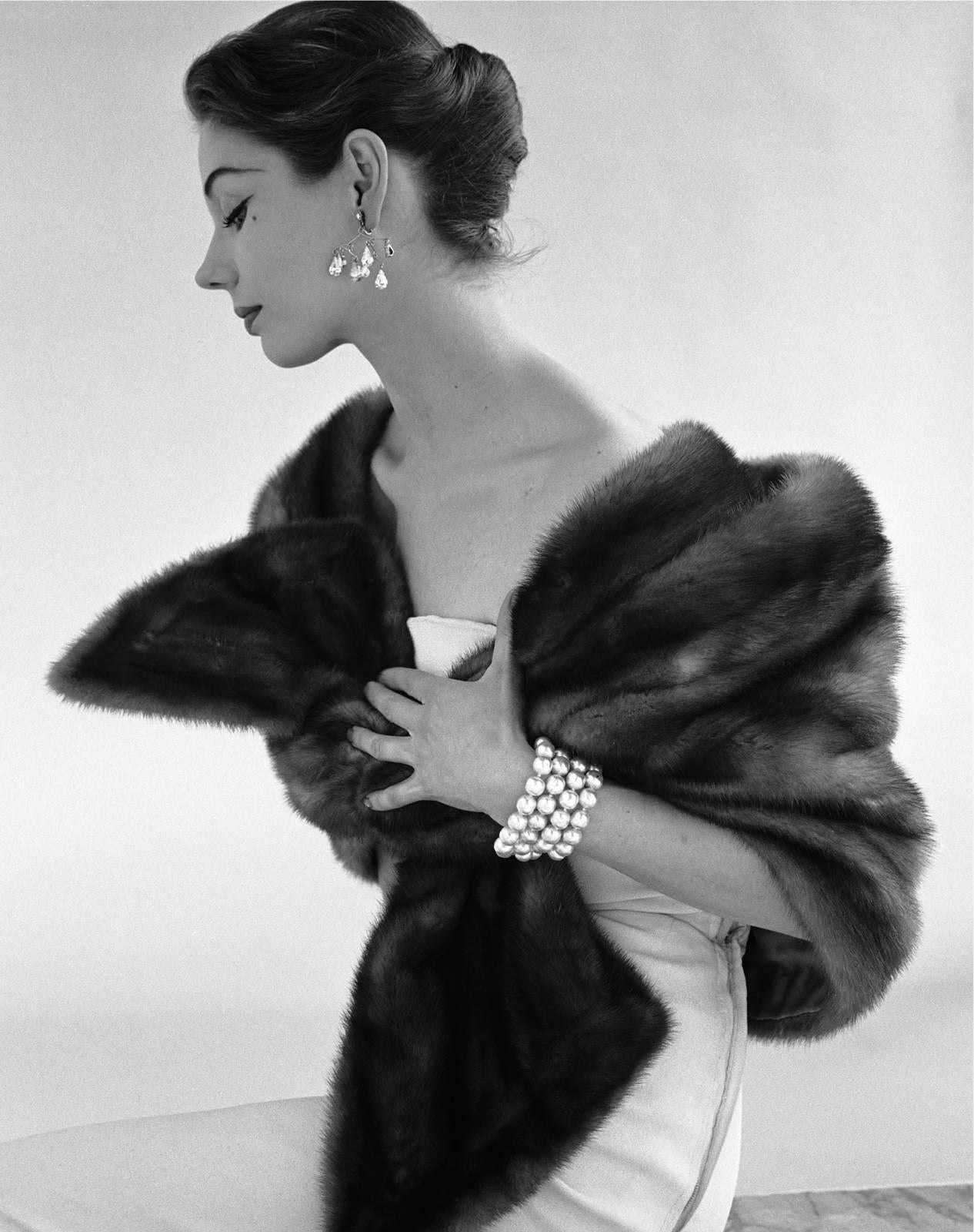 John French Black and White Photograph – Abendliche Eleganz  V&A Portfolio Modefotografie Limitierte Auflage