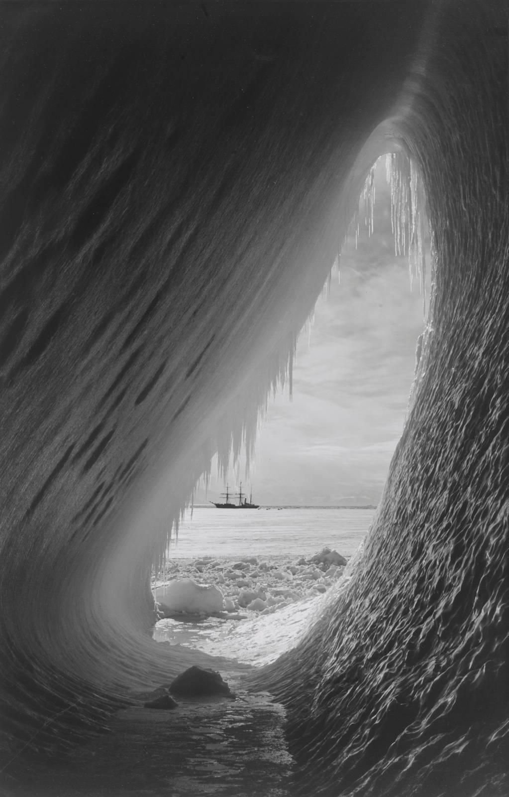 Herbert George Ponting Landscape Photograph – „Ice Cavern“ Archivalischer Pigmentdruck V&A Portfolio