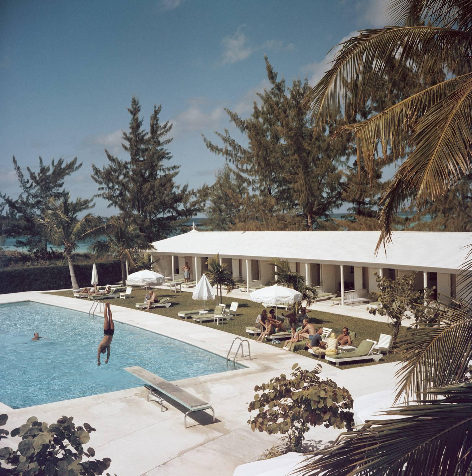 « Taking The Plunge » 

Superbe impression mesurant un très grand format de 101 x 101 cm. 

Piscine d'un centre de villégiature au bord du lac Tahoe, États-Unis, vers 1959.
 
Collection Samped Edition à 150 exemplaires 

Photo par Slim