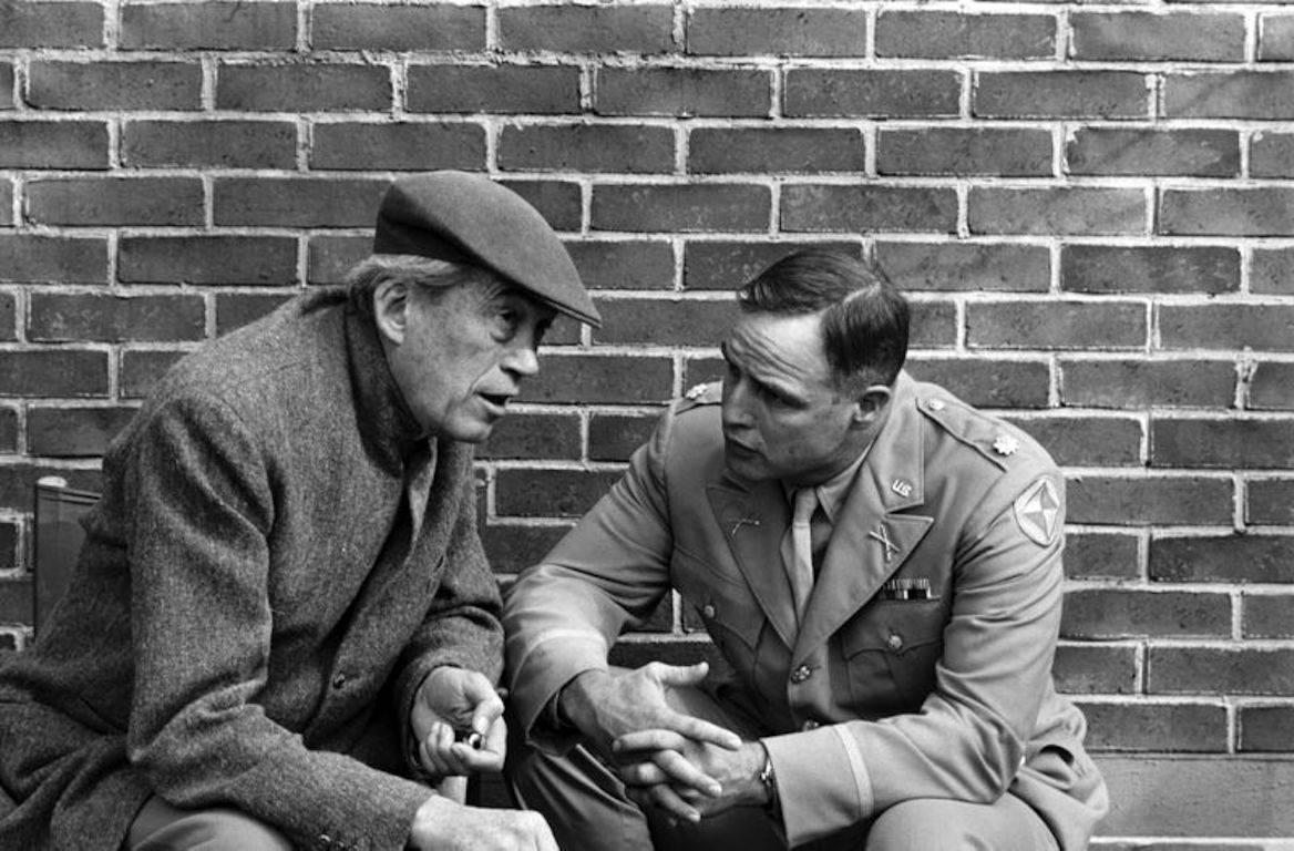 Unknown Figurative Photograph – „Director John Huston & Marlon Brando On Set“ ( Limitierte Auflage)