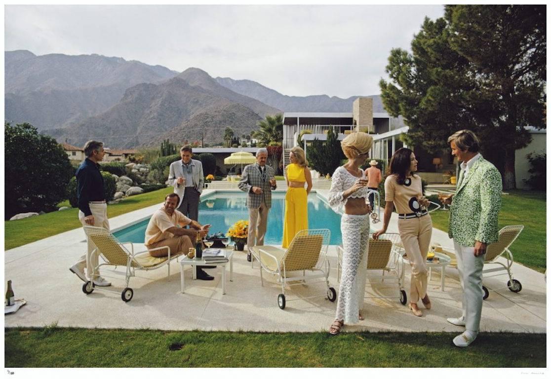 Palm Springs „Desert House Party“ (Druck vonlim Aarons Estate) – Photograph von Slim Aarons