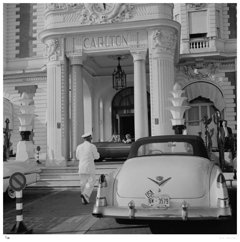 The Carlton Hotel' 1955 (Slim Aarons Estate Edition) en vente 1