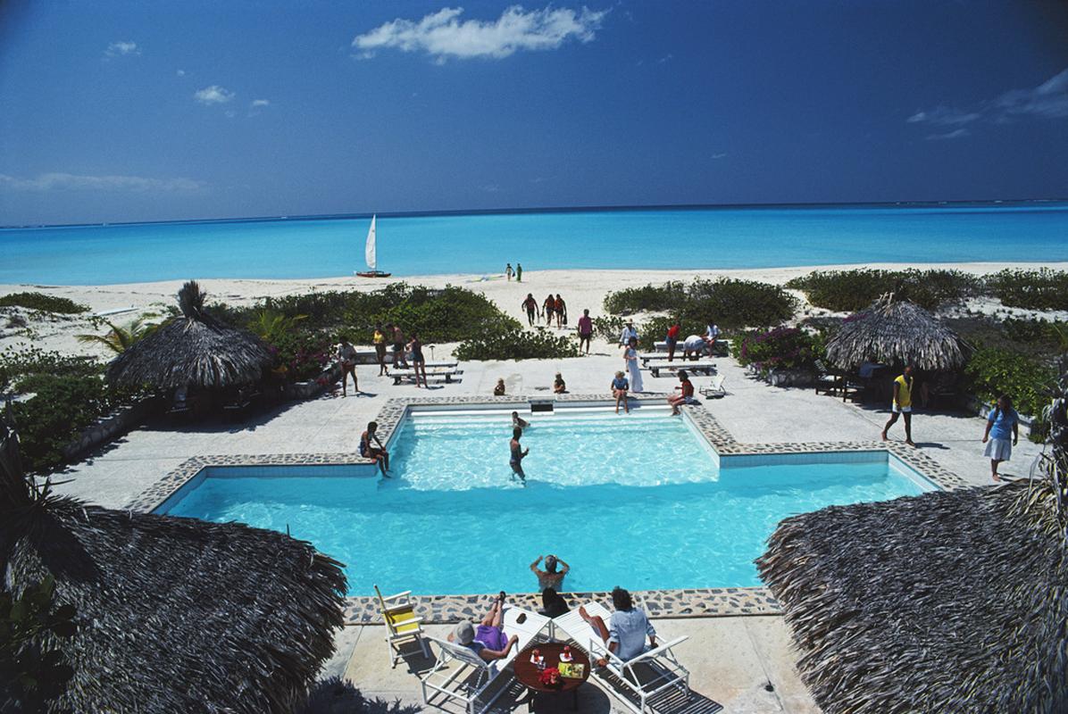 schwimmbad am Strand"  (Slim Aarons Estate Edition)

Der Pool im Meridian Club, der Ginny und Bill Cowles gehört, auf den Turks- und Caicosinseln, März 1981.

Eine neue Archiv-Entdeckung, eine herrliche tropische Szene. 

Stilvoll und modisch